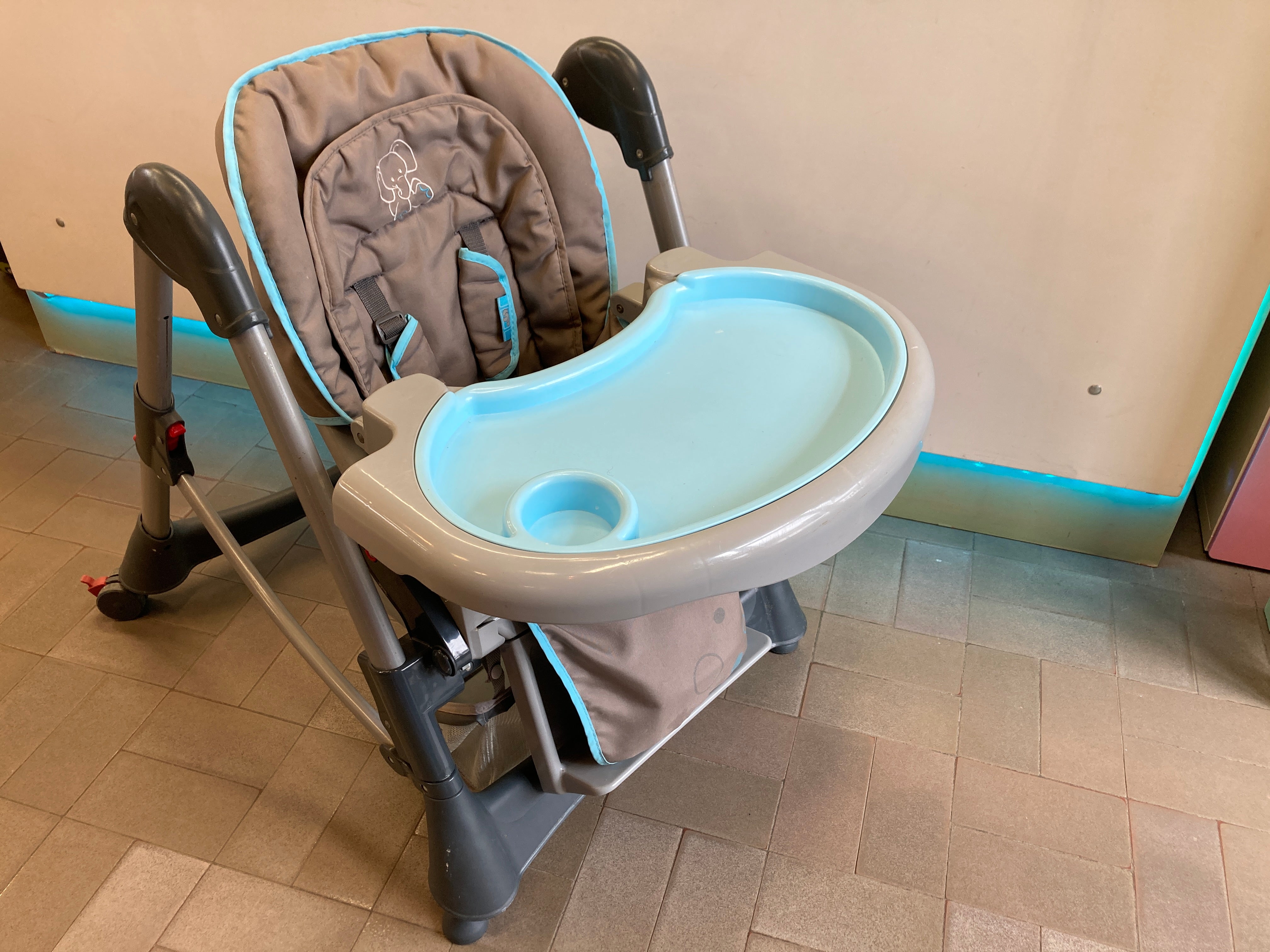 Chaise haute évolutive avec tablette amovible et panier de rangement arrière 6-36m rembourage à repositionner suite au lavage et à relaver (Tache)