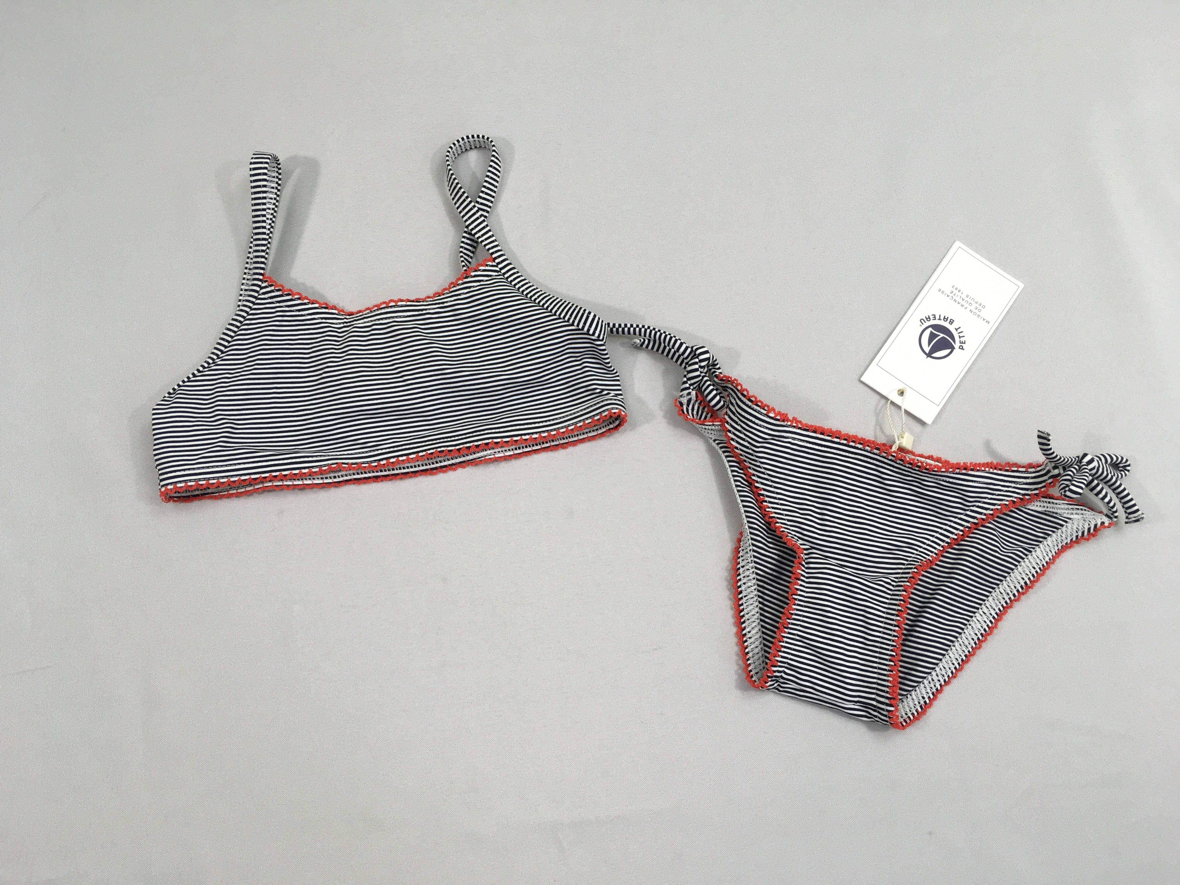 NEUF bikini bleu foncé rayé blanc (prix neuf 39,90€)