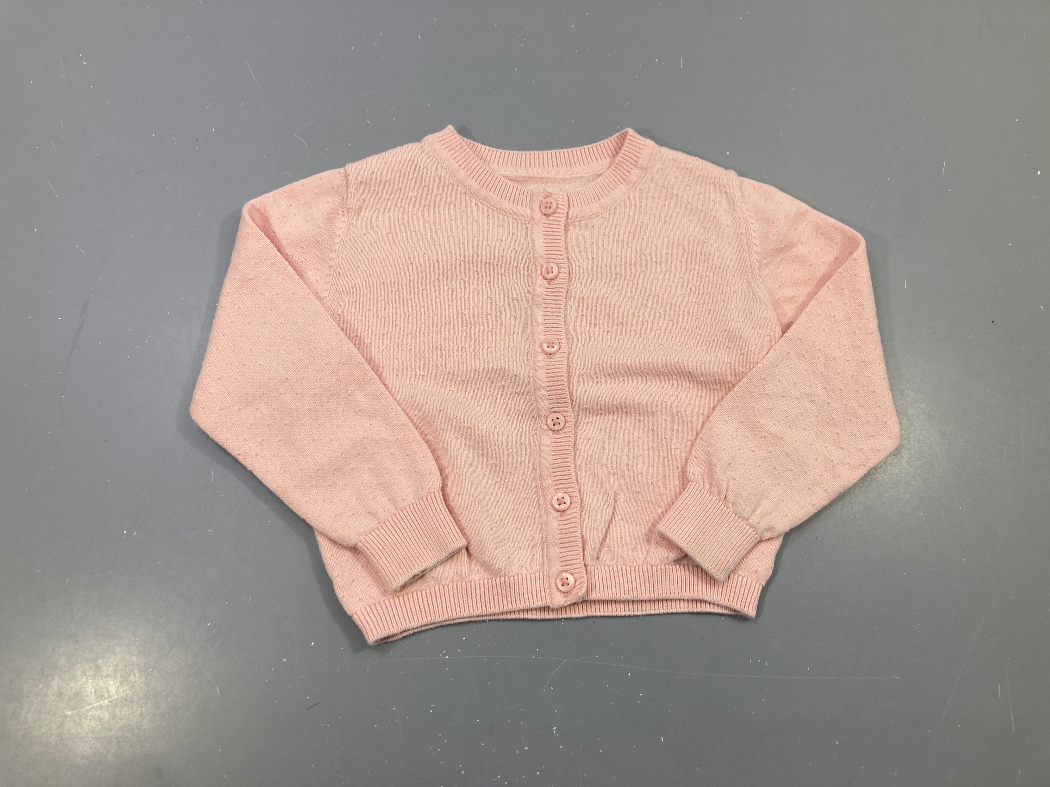 Gilet rose pâle plumetis, légèrement bouloché