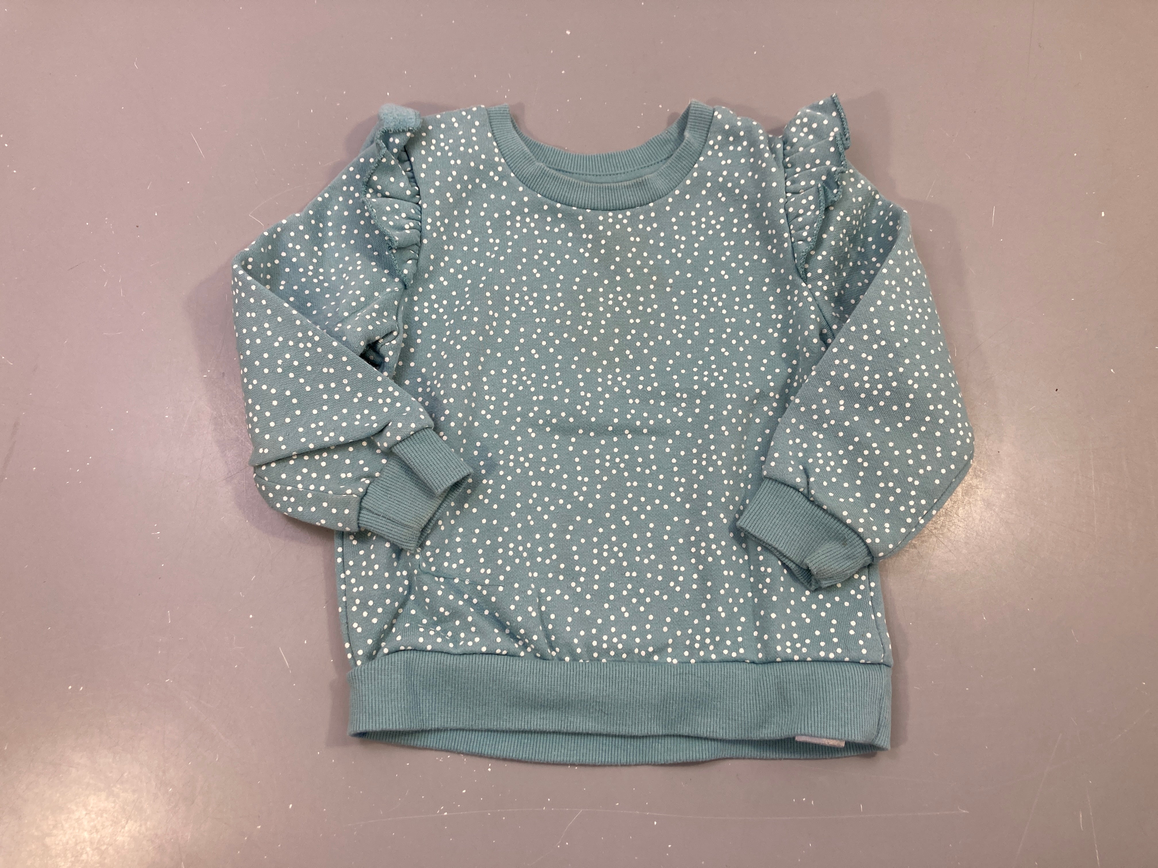 Sweat bleu pois volants, légèrement bouloché
