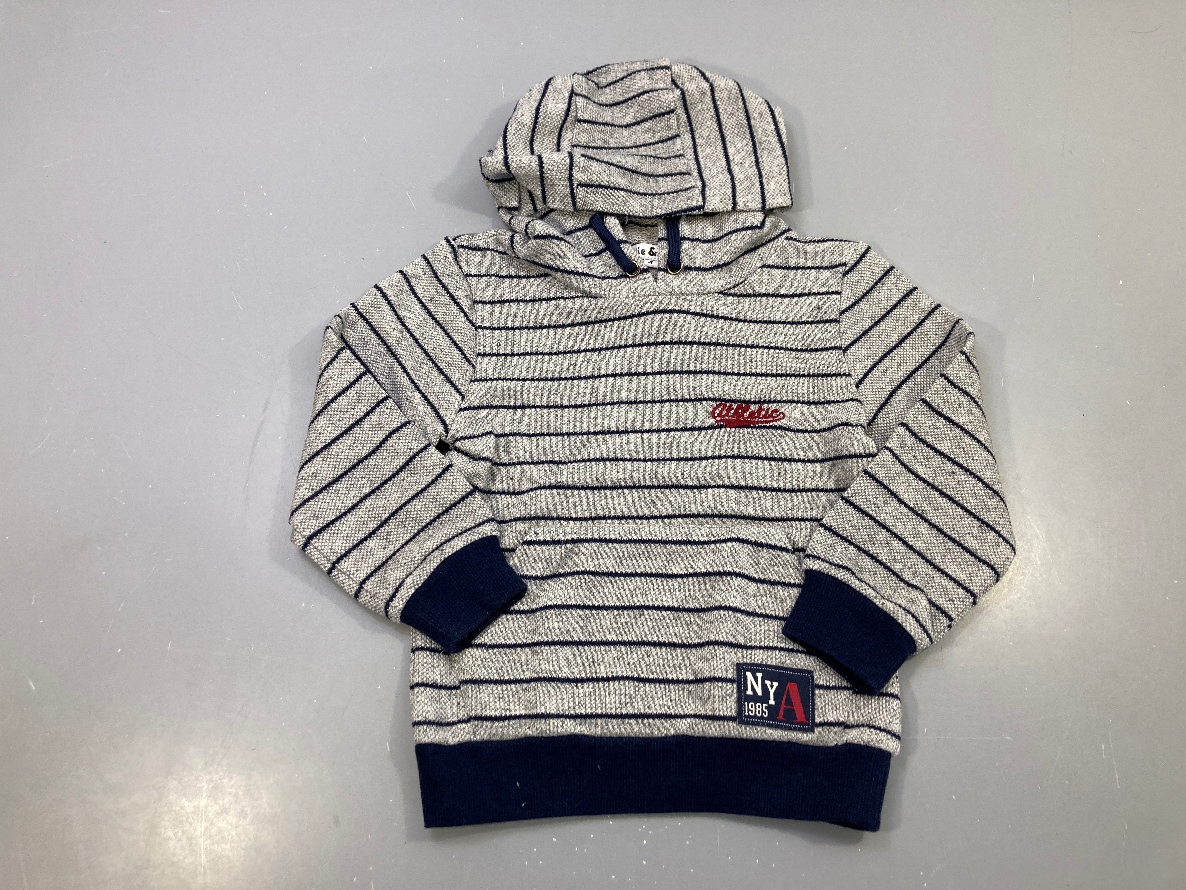 Pull gris rayé bleu foncé capuche athletic