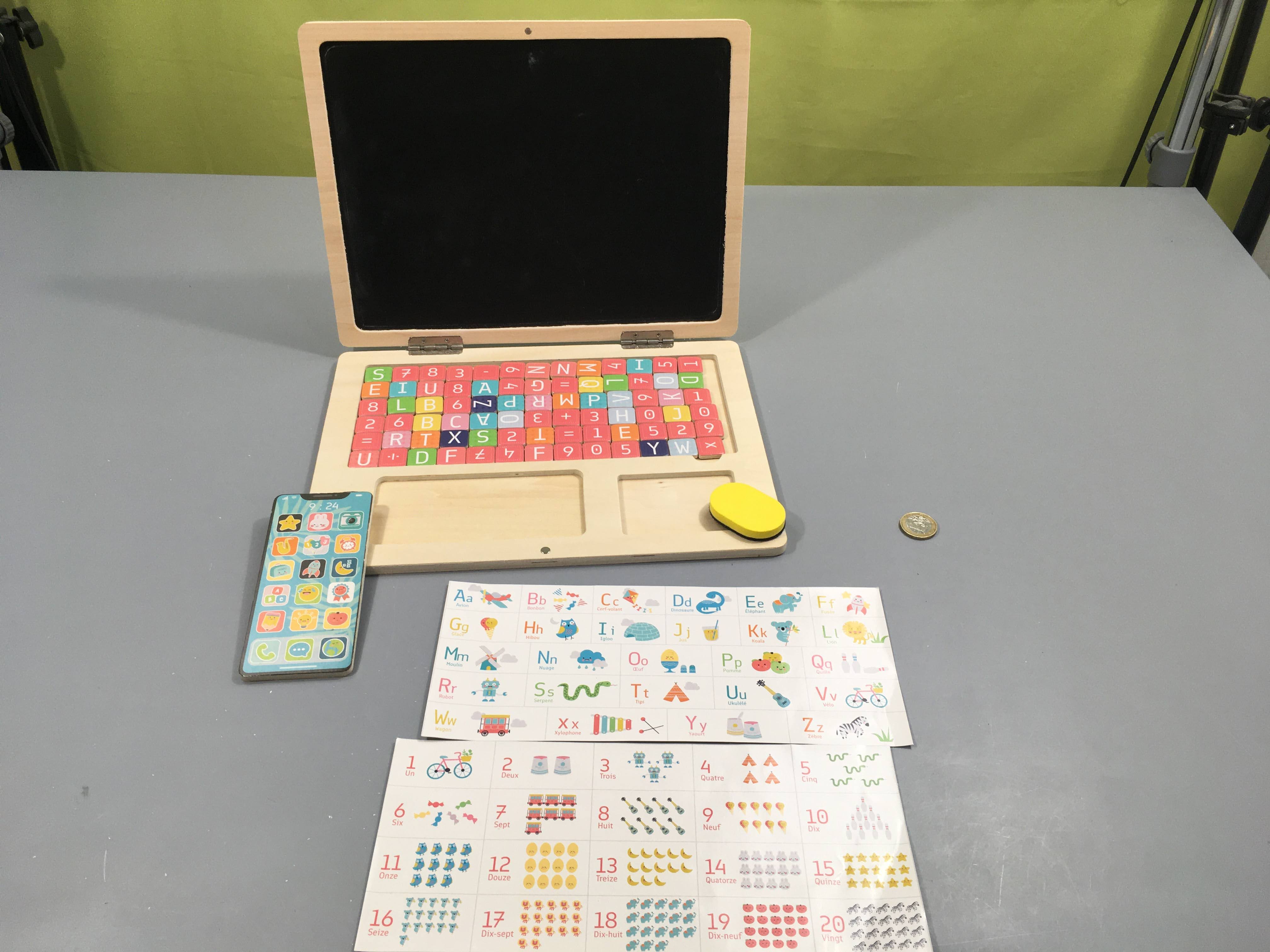 Ordinateur ardoise magnétique Planète bois-Montessor +3a Manque juste 2 craies