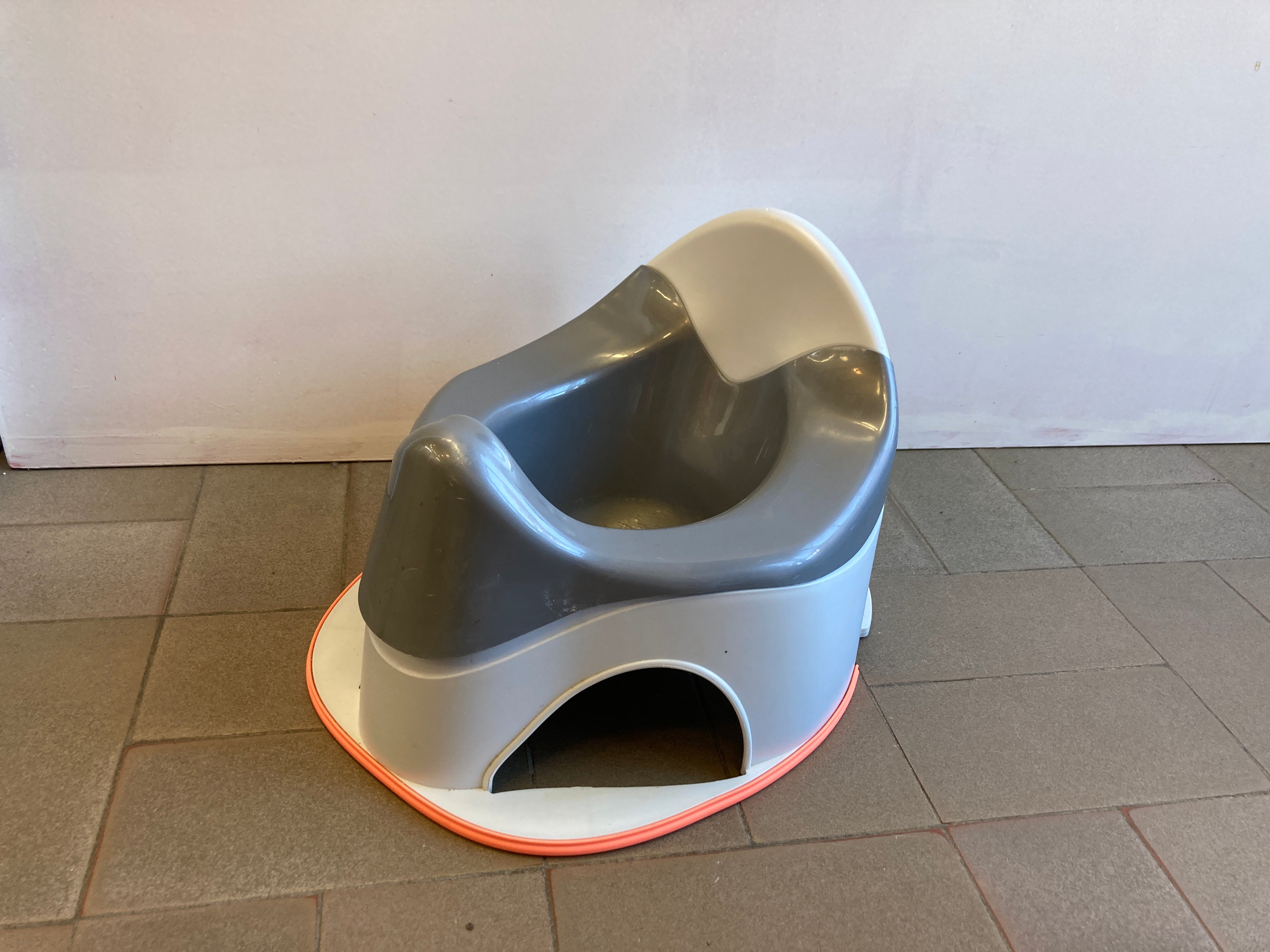 Petit pot gris griffé intérieur