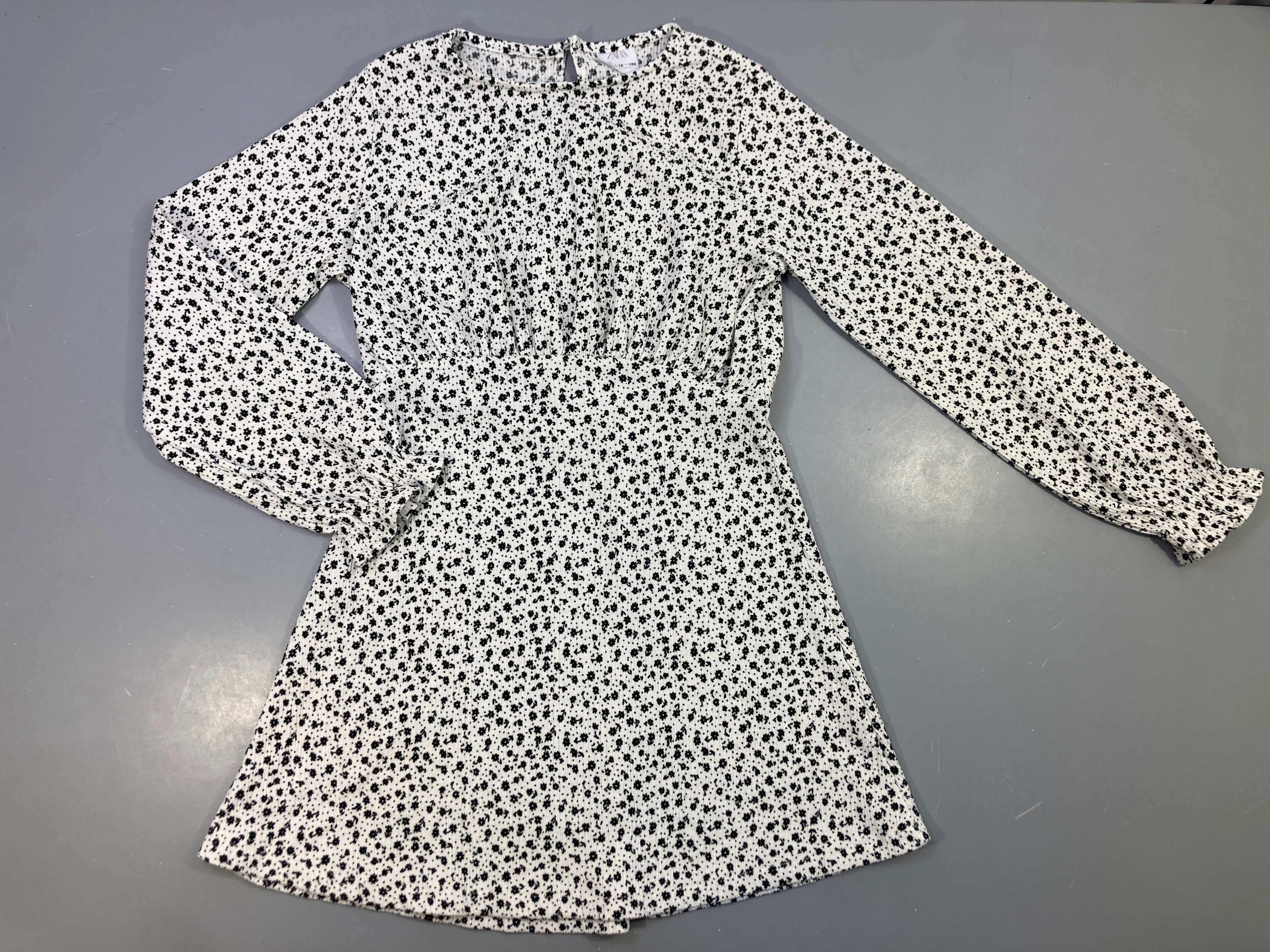 Robe m.l blanche fleurs noires mousseline