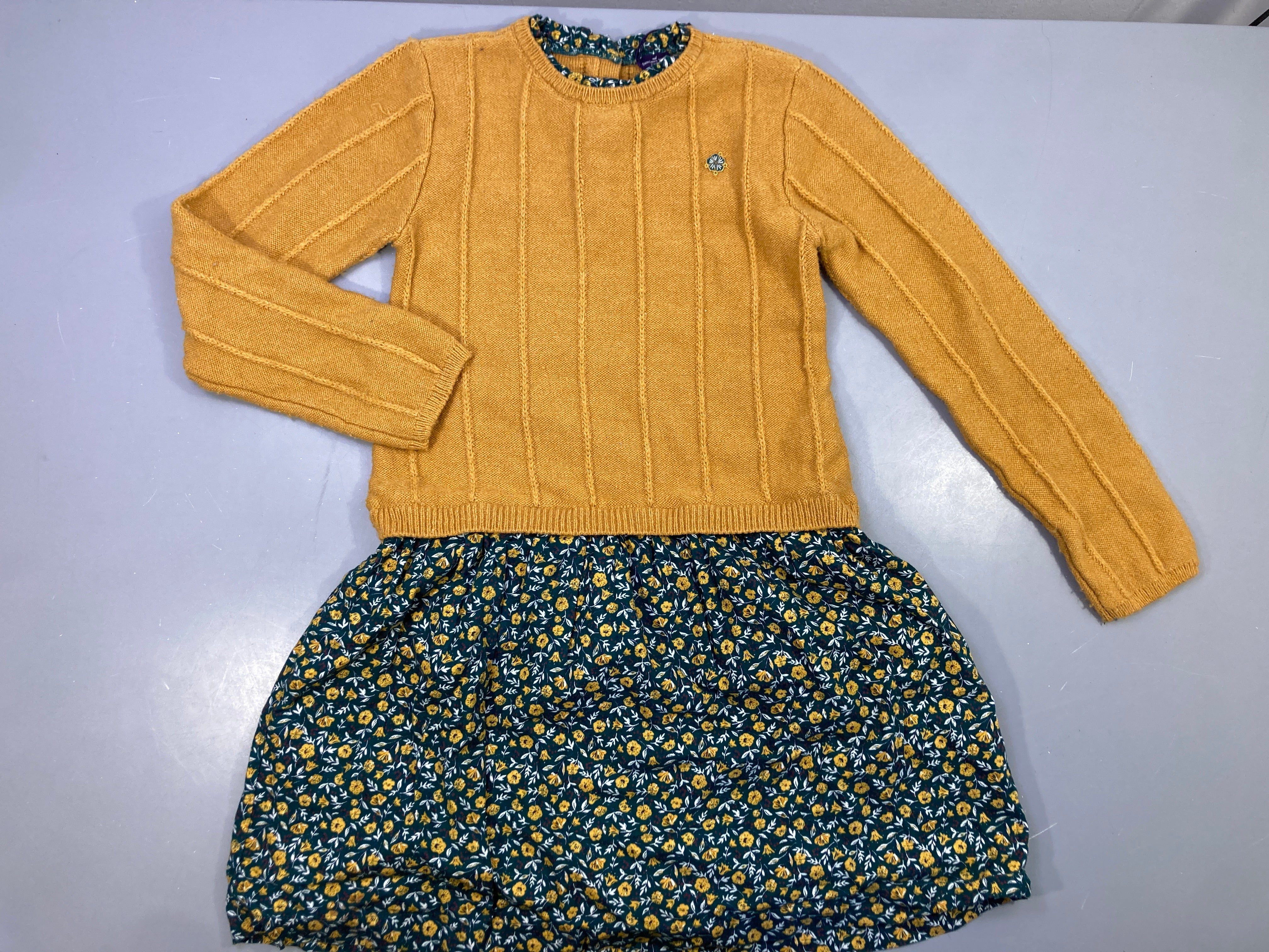 Robe effet superposé Pull moutarde/robe verte fleurie Légèrement bouloché