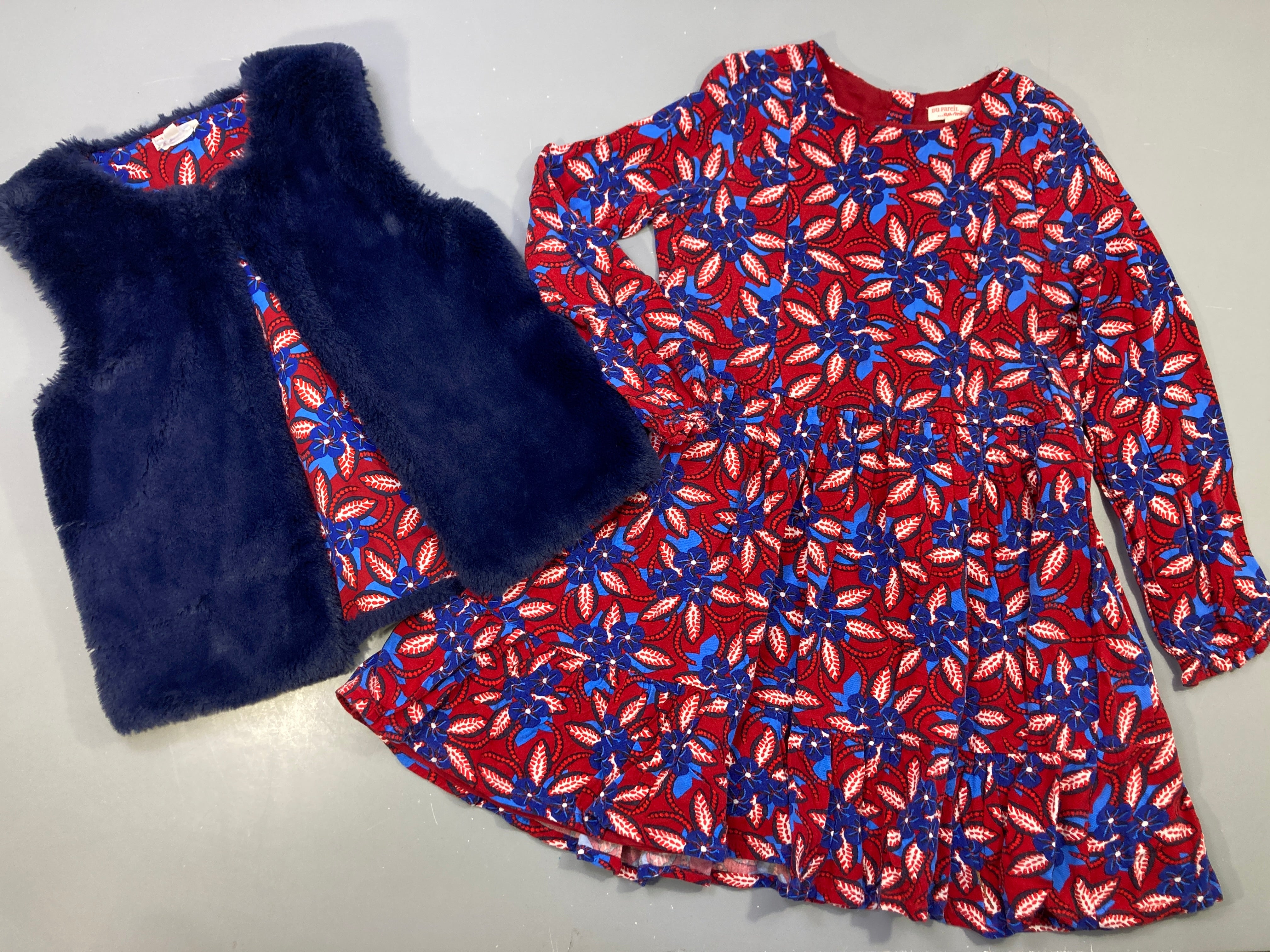 Gilet s.m peluche bleu + Robe m.l rouge fleurie bleu