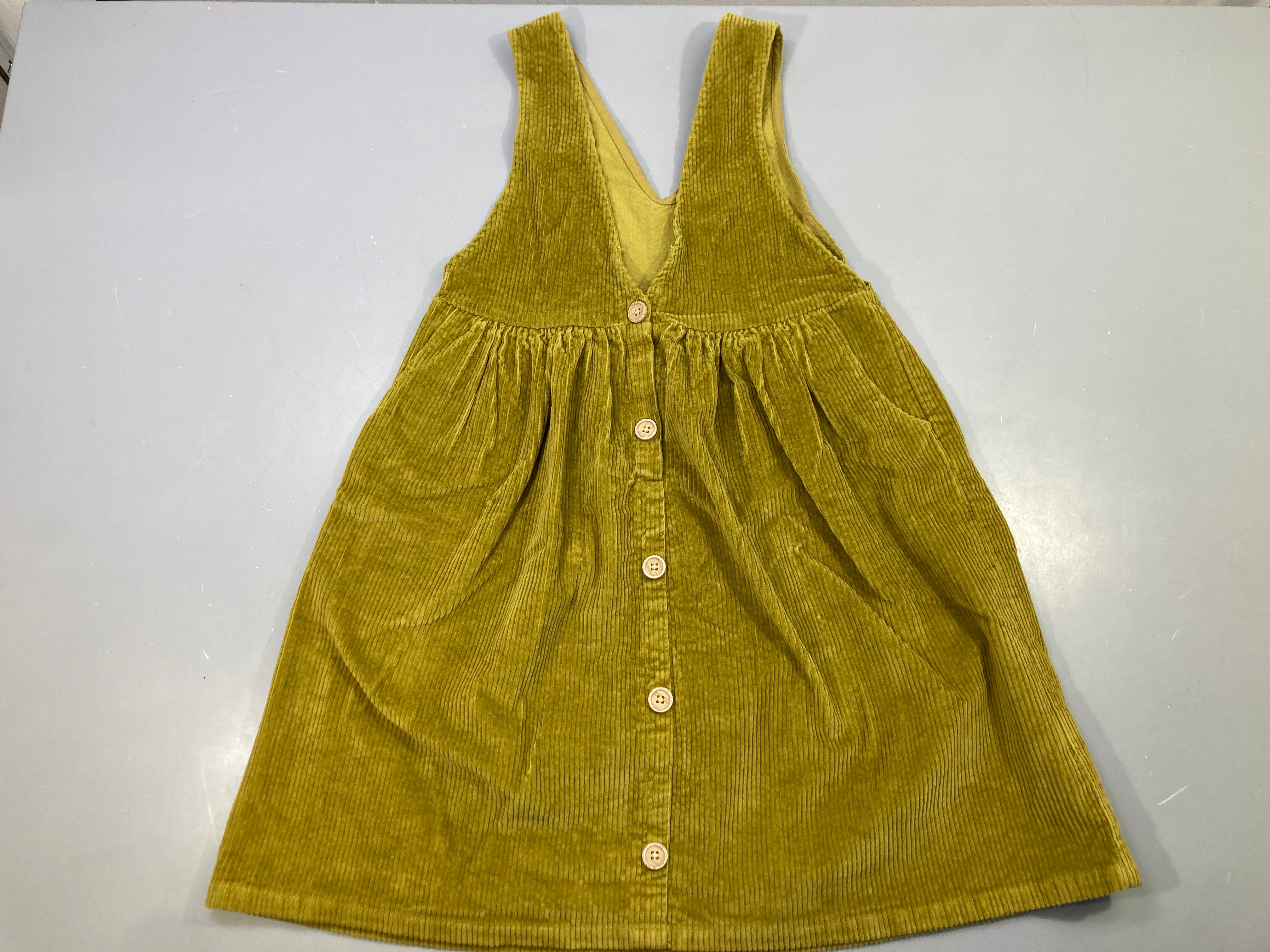 Robe olive s.m velours côtelé (! léger souci de couture au dessus des boutons)