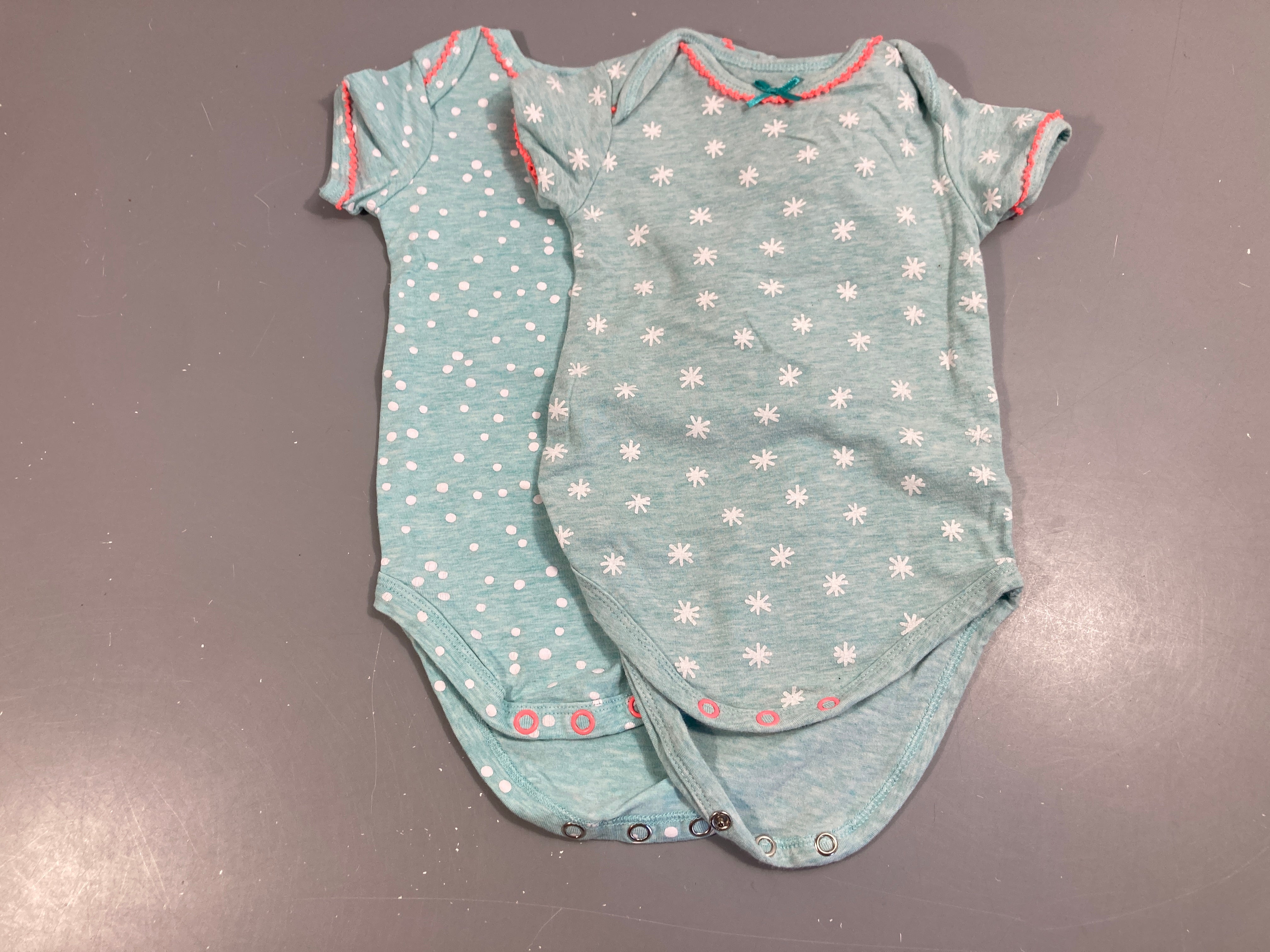 Lot de 2 bodies.m.c  bleu clair avec fleurs