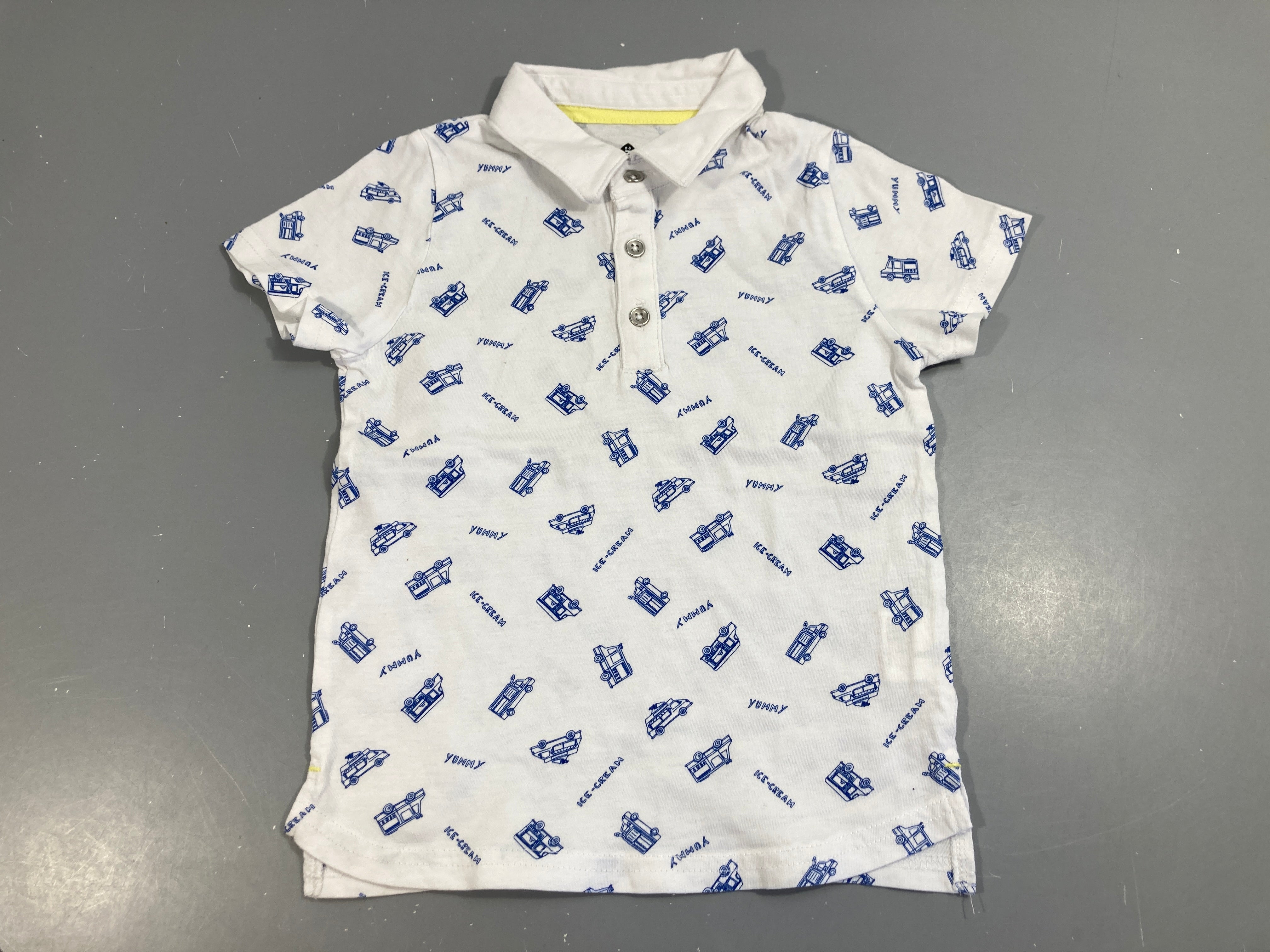Polo blanc, voitures