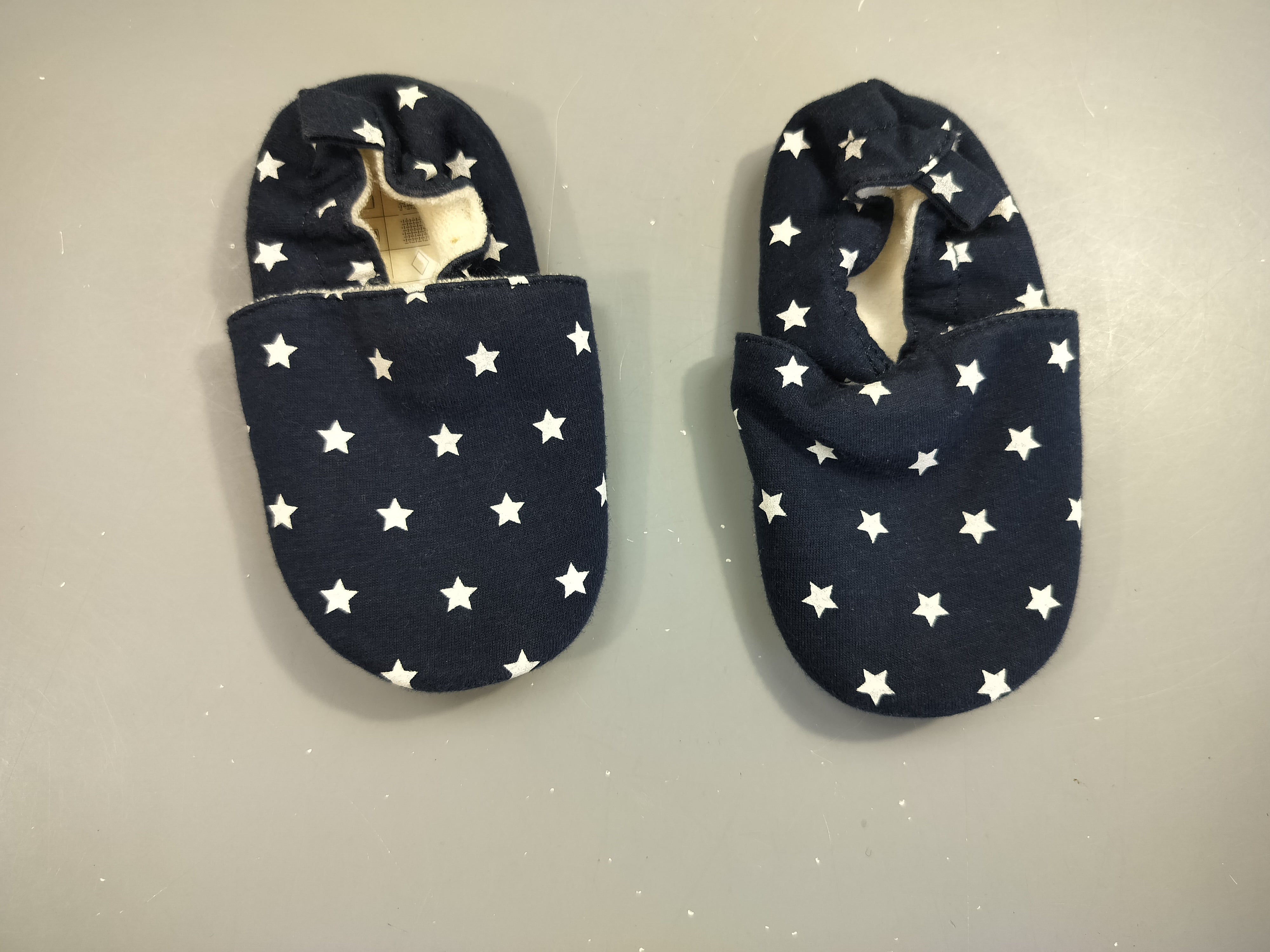 Chaussons bleu marine, étoiles blanches  20-21