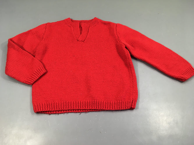 Pull rouge,col V, légèrement bouloché, Pas de taille indiquée, estimée 5a, moins cher chez Petit Kiwi