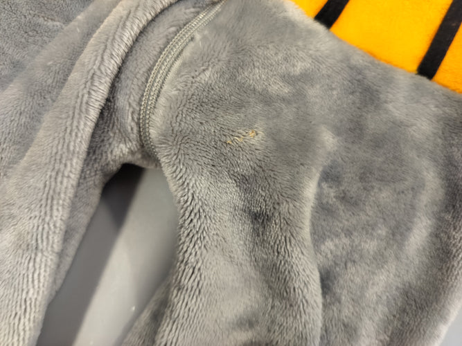 Surpyjama velours gris/jaune Batman . Pas de taille indiquée estimée  6m. A relaver, moins cher chez Petit Kiwi