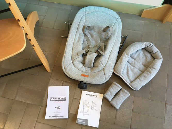 Chaise haute Evosit en bois Childhome avec tablette amovible + Coussin gris + Transat Evosit Newborn gris- Structure complète de 0 m jusqu'à 85kg!, moins cher chez Petit Kiwi