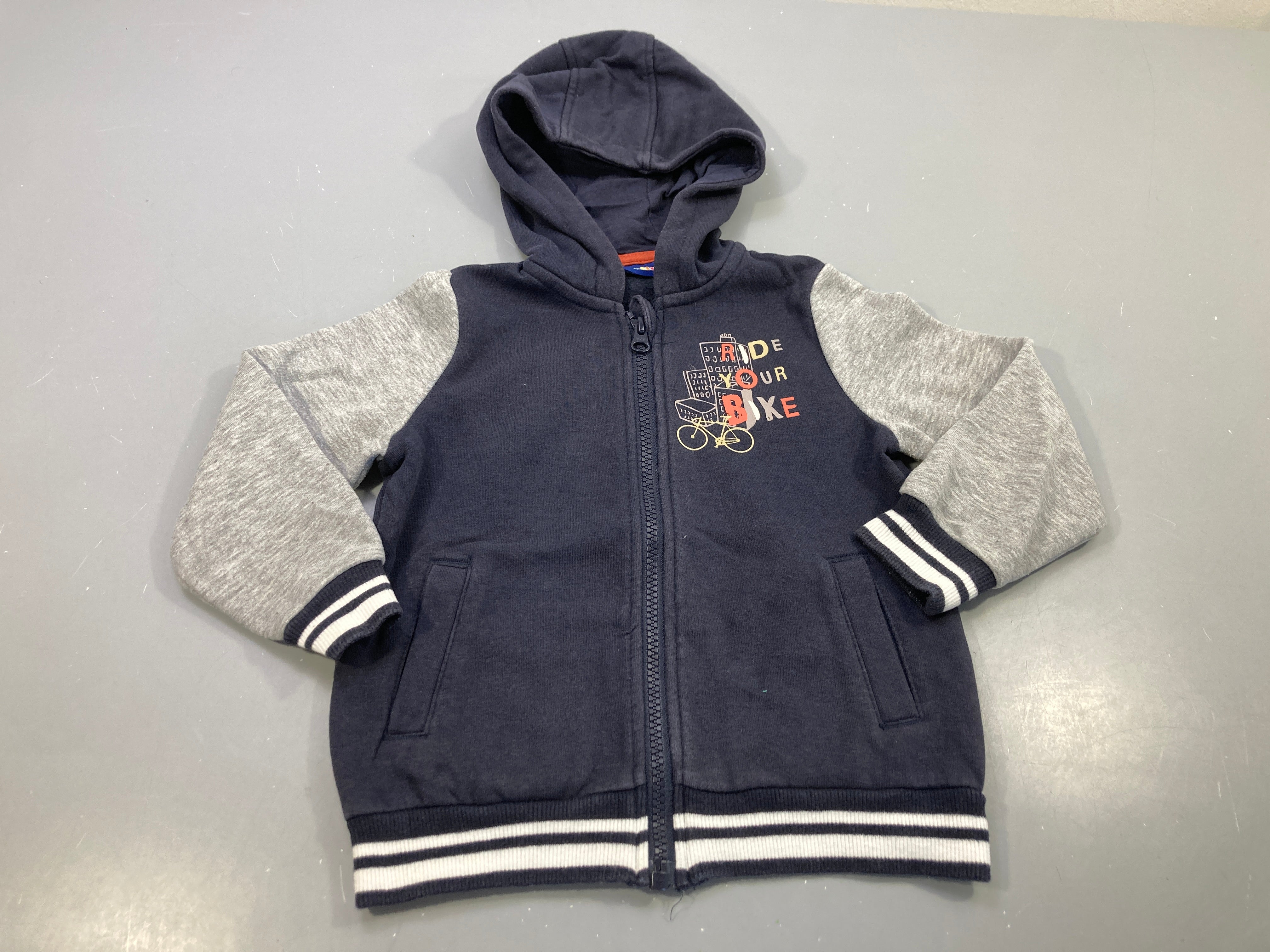 Sweat zippé à capuche bleu marine,et gris chiné  