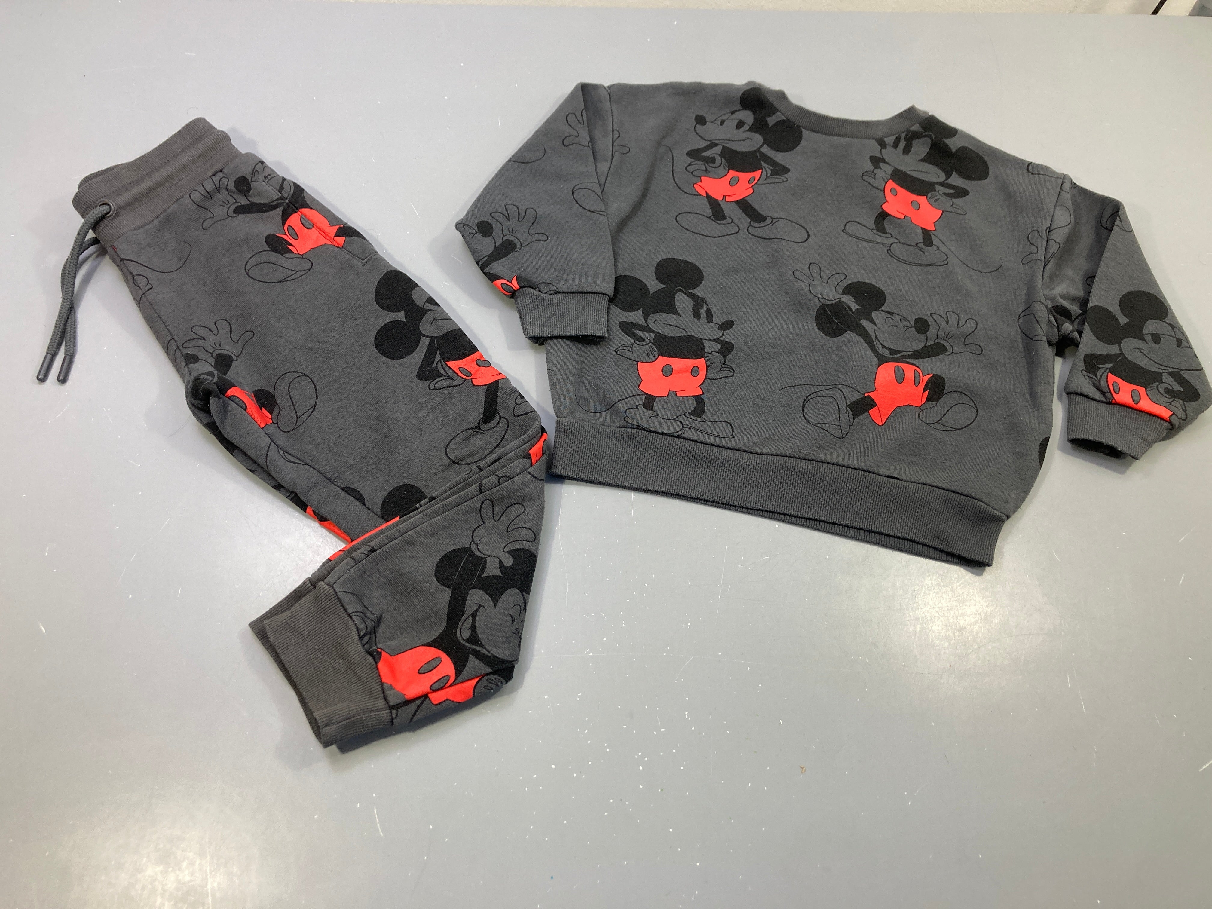 Ensemble jogging gris anthracite , motifs Mickey , légèrement bouloché