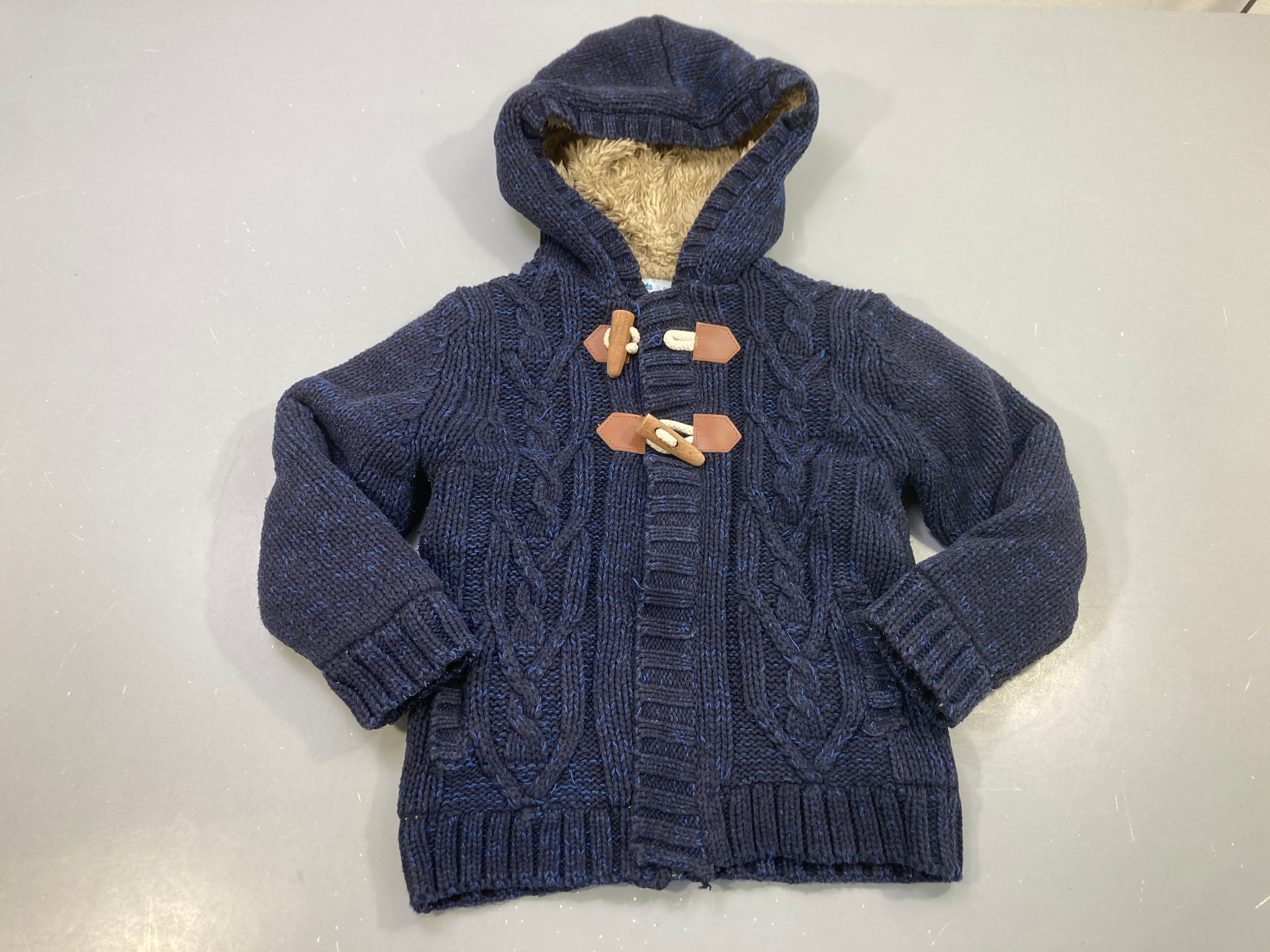 Gilet zippé à capuche bleu marine chiné, tressé . 2boutons en bois,intérieur peluche