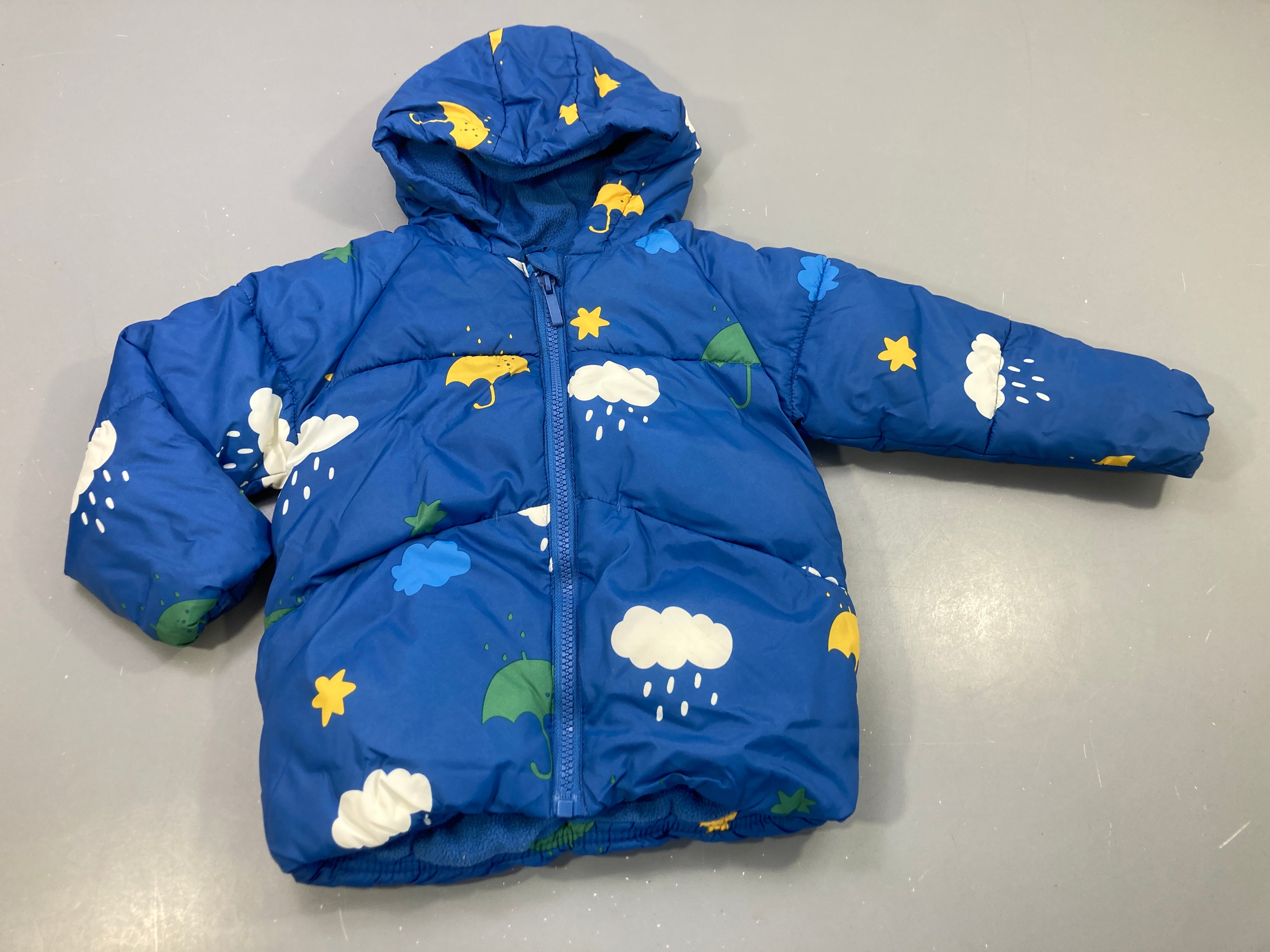 Doudoune zippée à capuche bleue, motifs nuages, parapluies,...doublée polar
