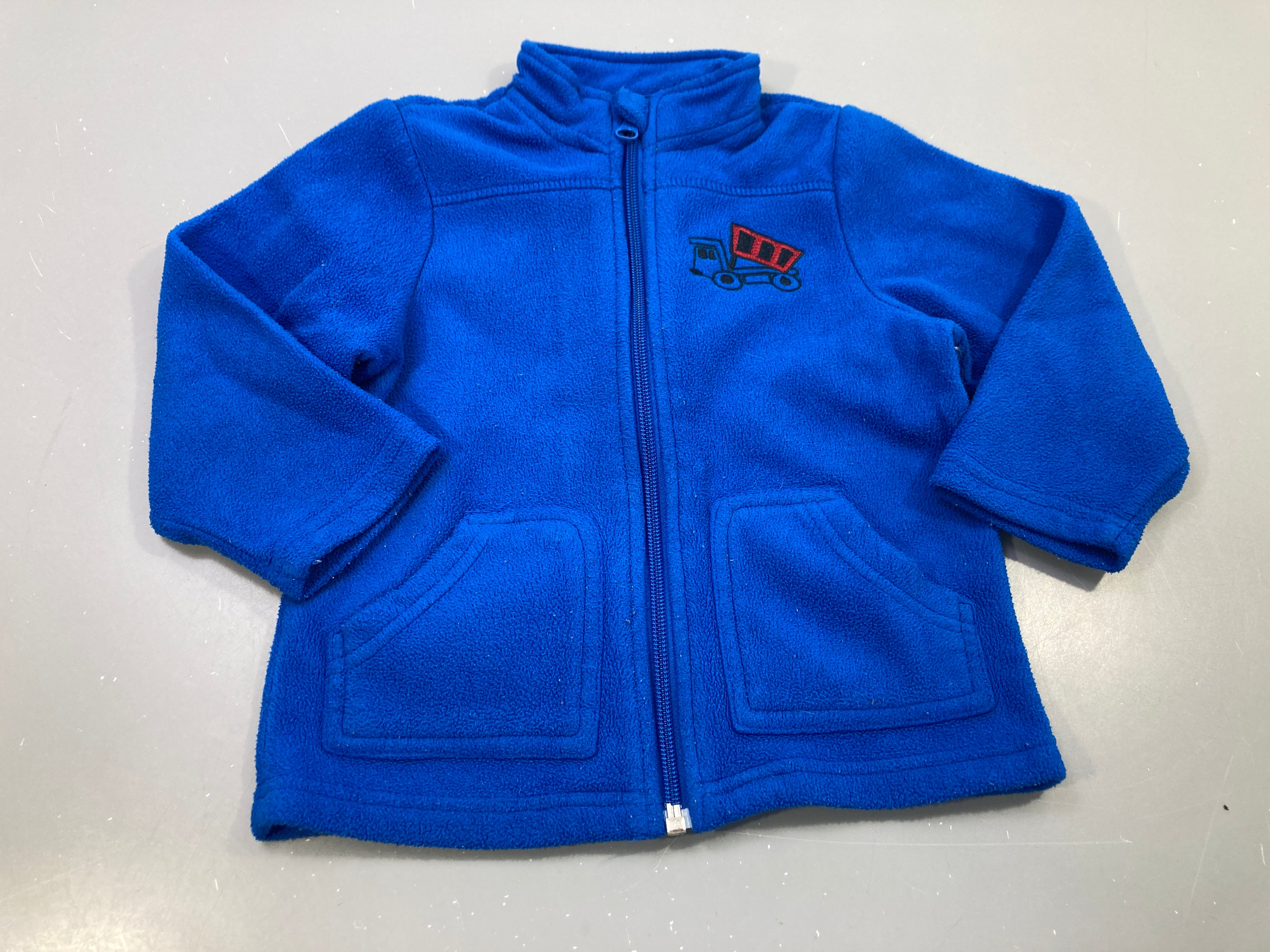 Polar zippé bleu vif, motif camion sur la poitrine