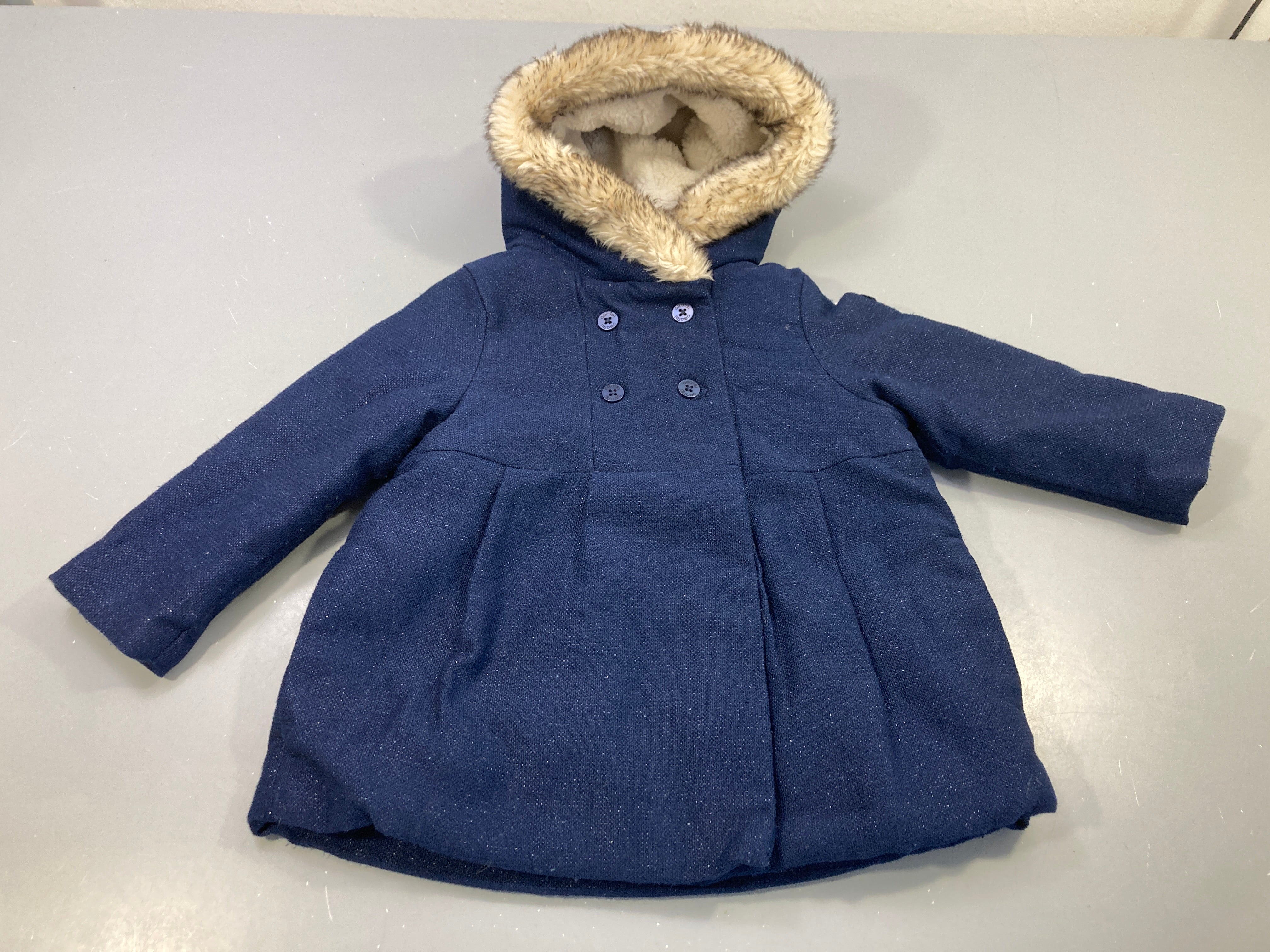 Veste bleu marine , fils brillants à capuche fausse fourrure.Intérieur peluche