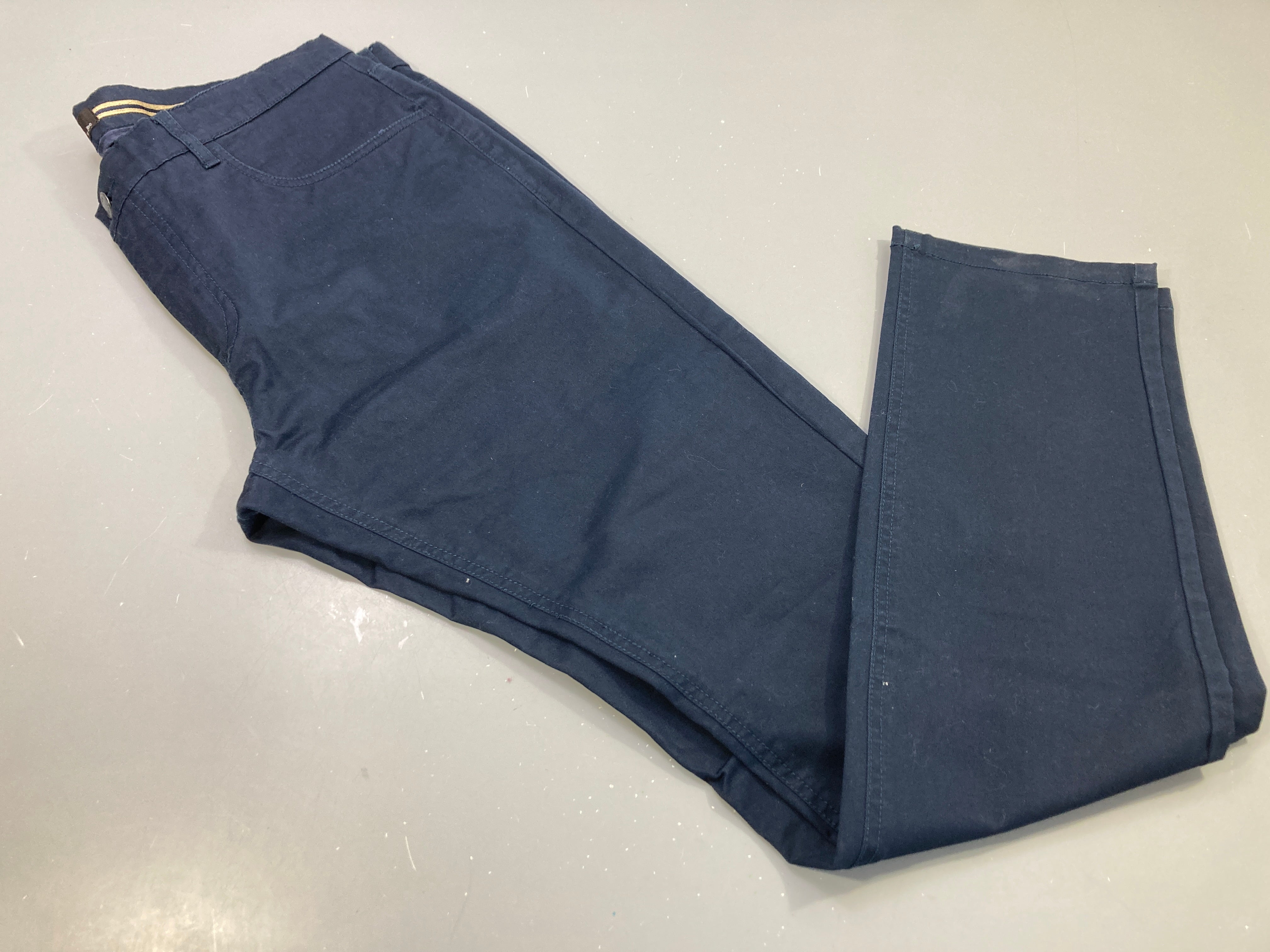Pantalon bleu marine 34/32, dessous taché, à relaver