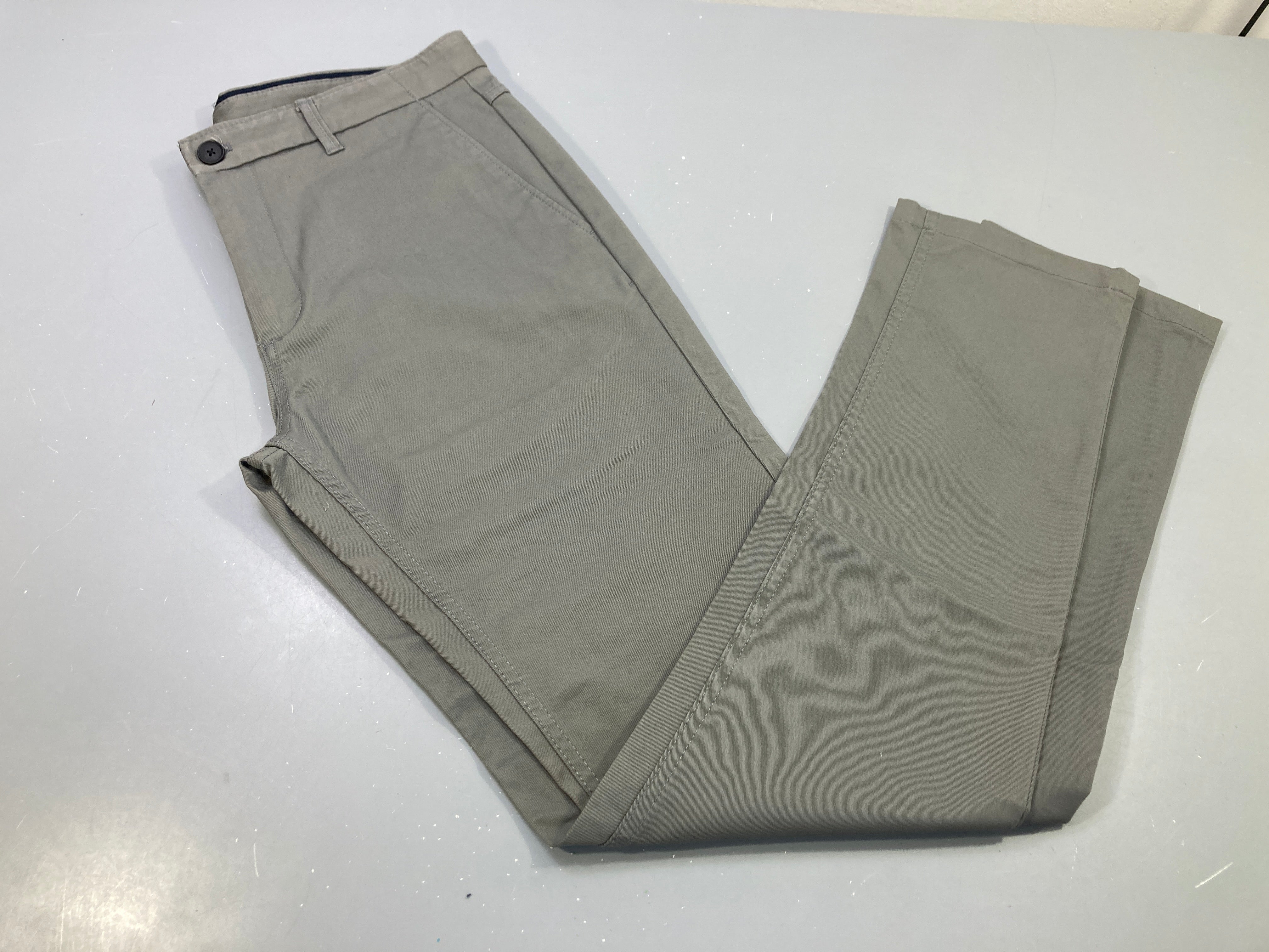 Pantalon chino gris  clair , coupe classique .T 42