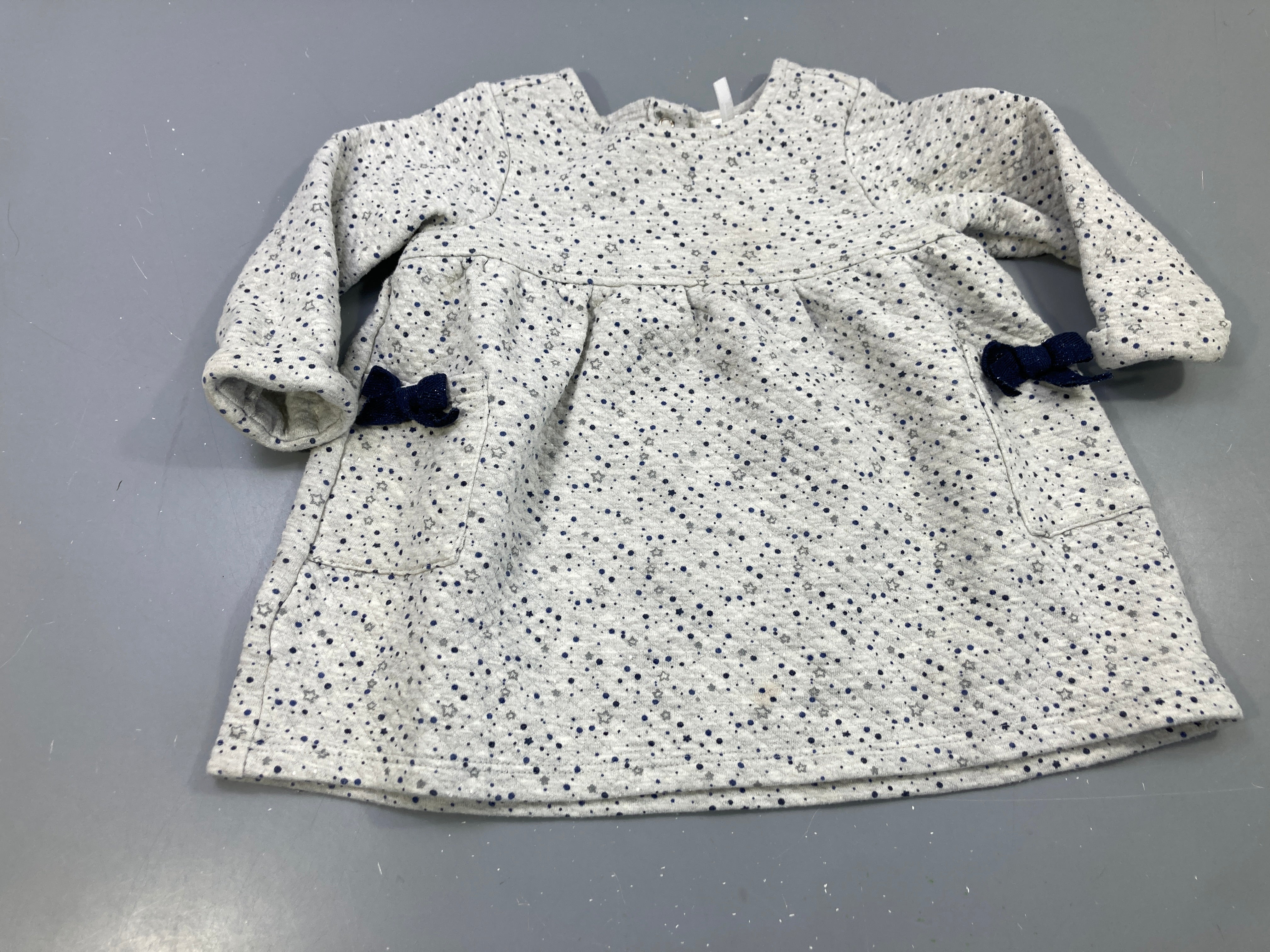 Robe m.l effet matelassé greige motifs mouchetés et étoilés, papillons bleu marine