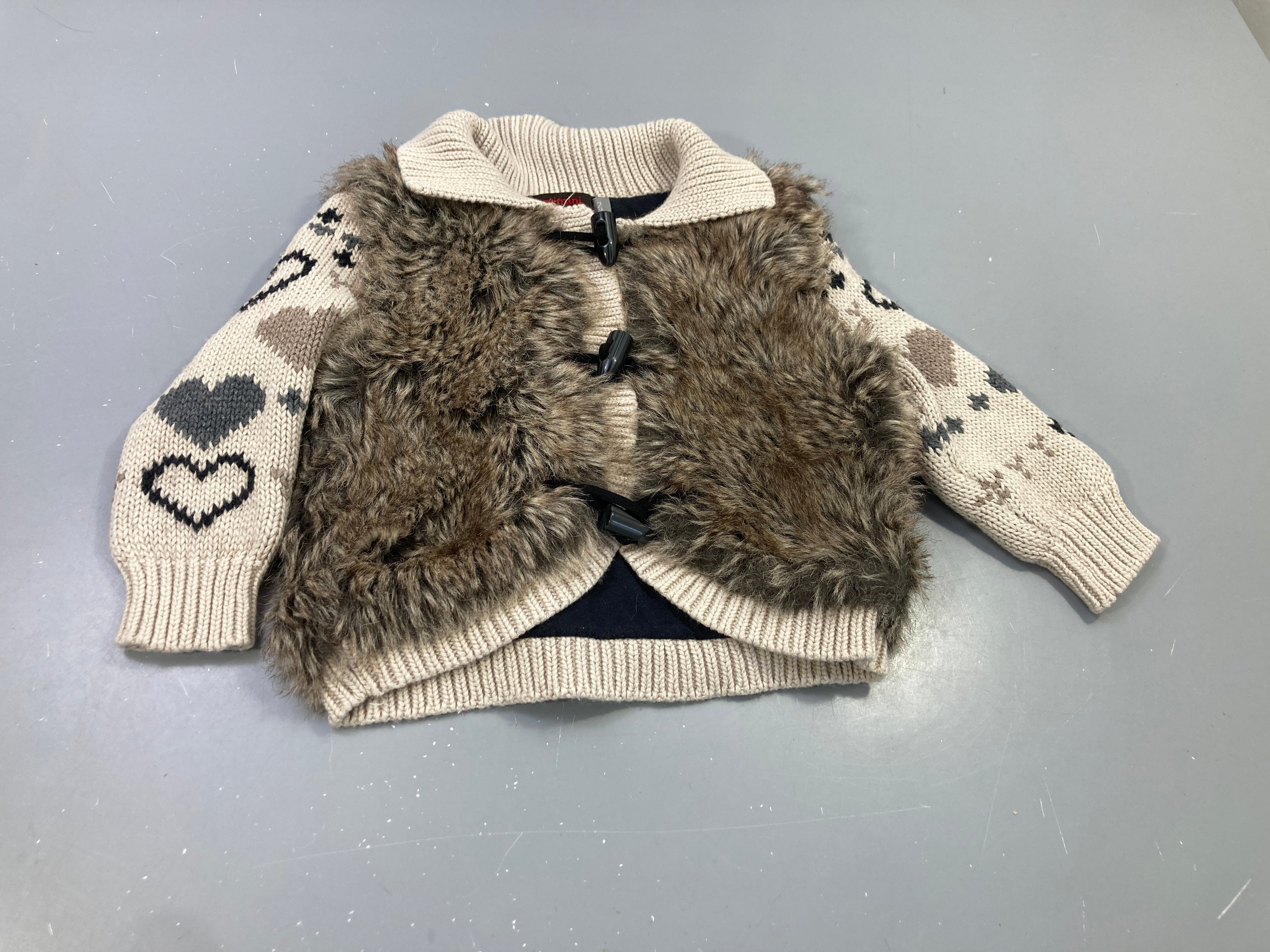 Gilet en tricot beige avec effet surgilet en fausse fourrure