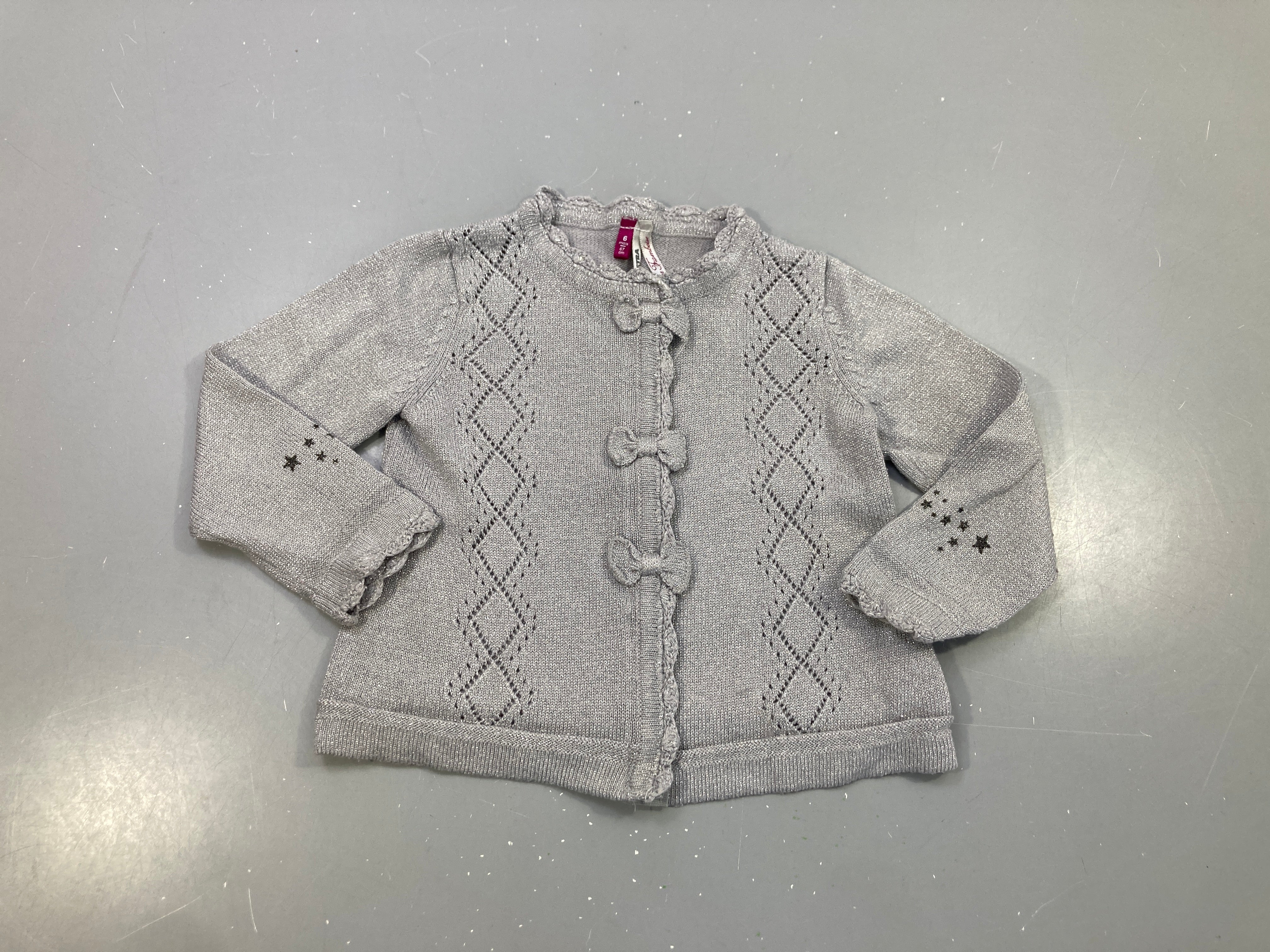 Gilet gris pailleté, petits noeuds