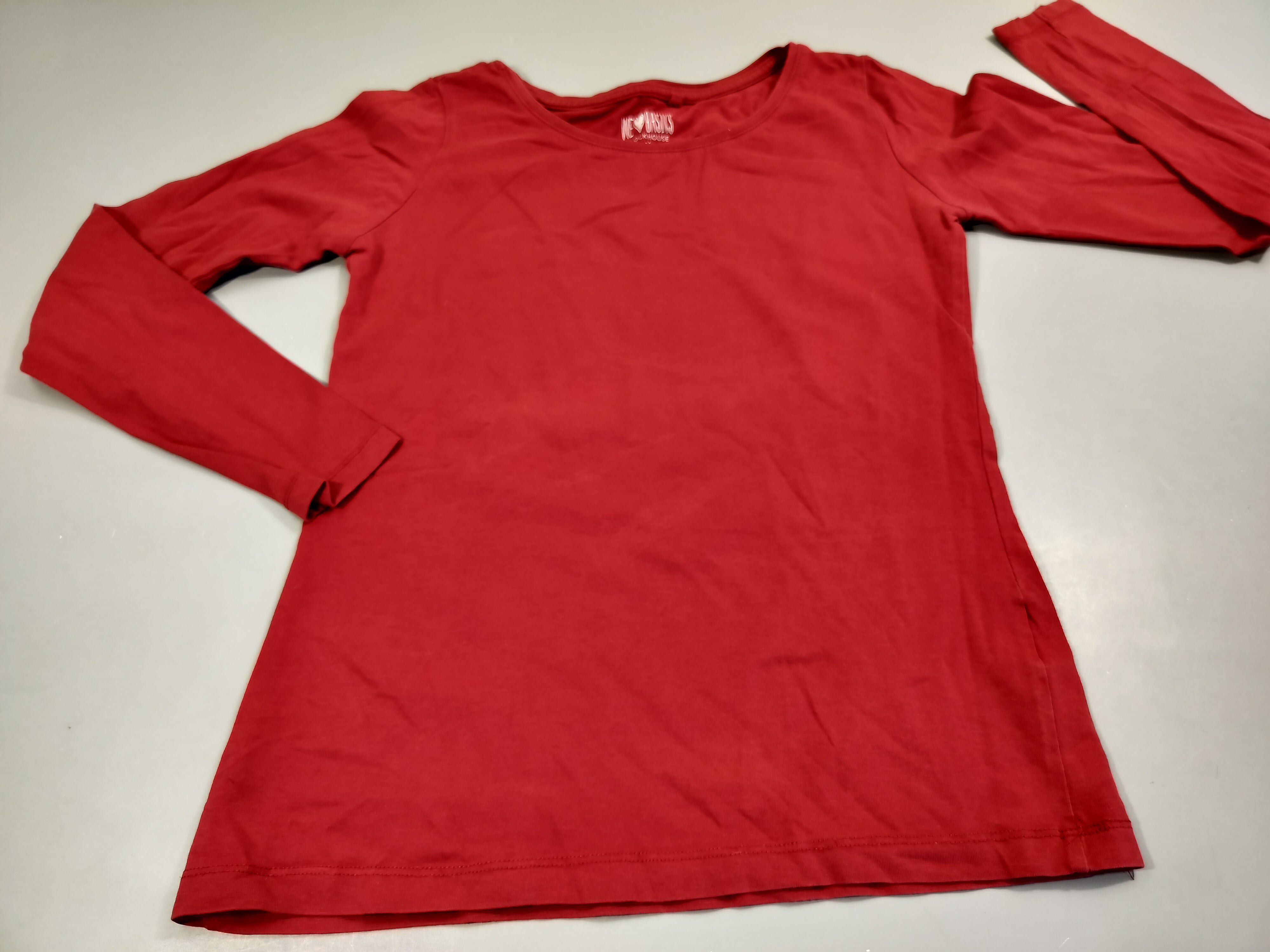 T-shirt m.l rouge,légères traces blanches