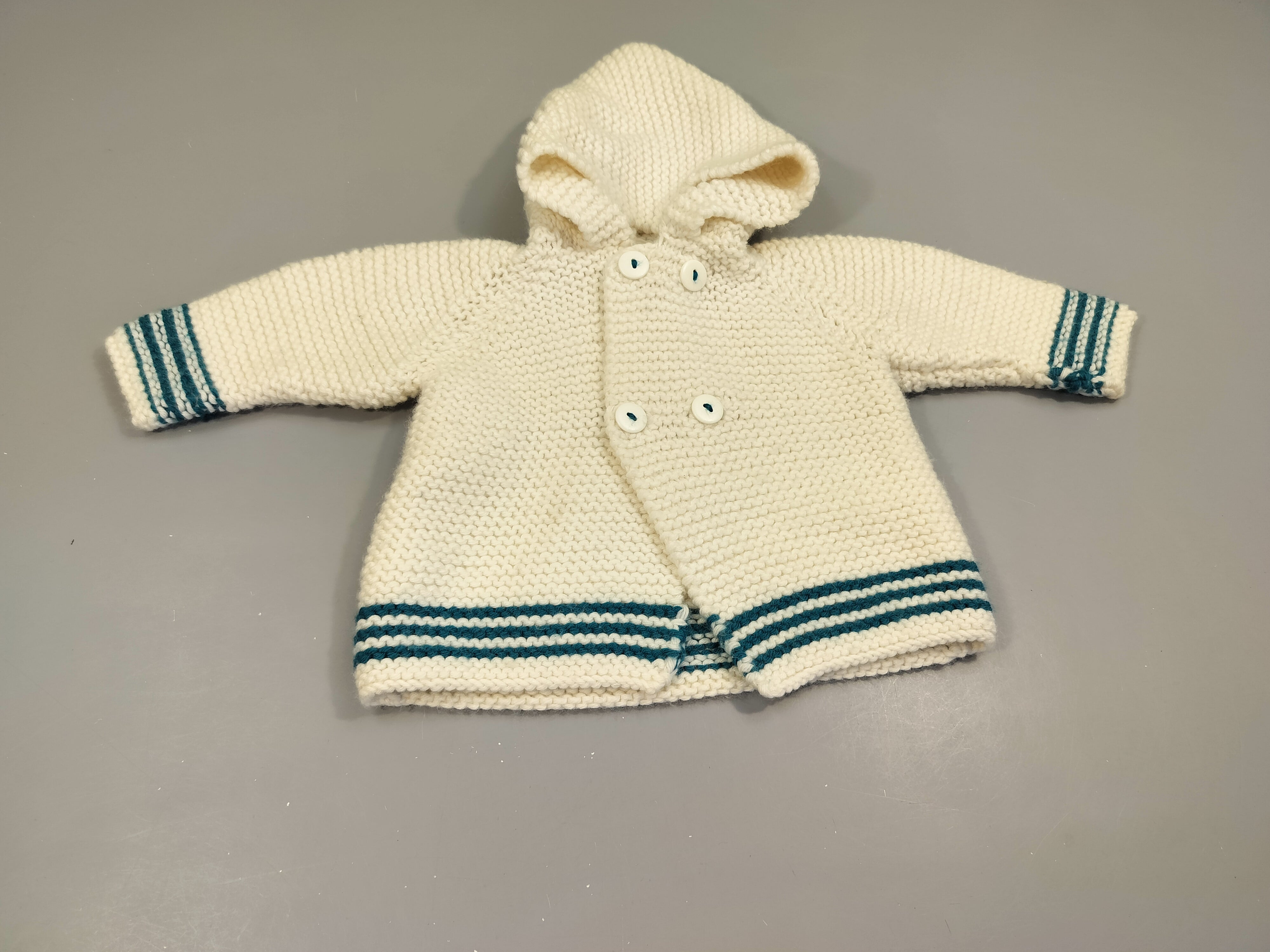 Gilet tricot blanc et bleu, pas de taille indiquée , estimée 18m