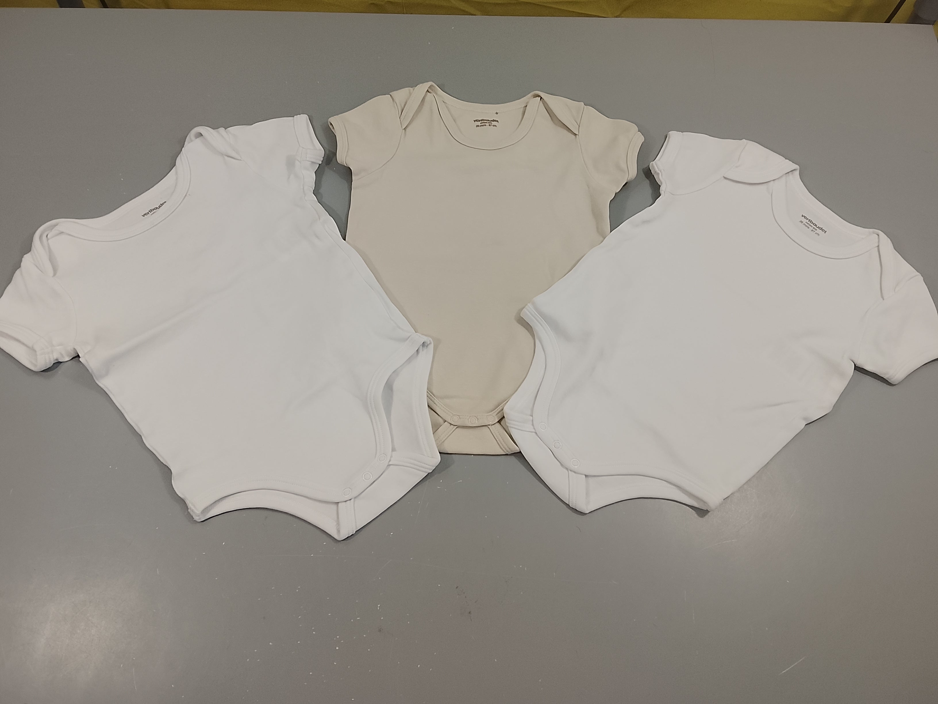 Lot de 3 bodies m.c, 2 blancs  et 1 beige  clair
