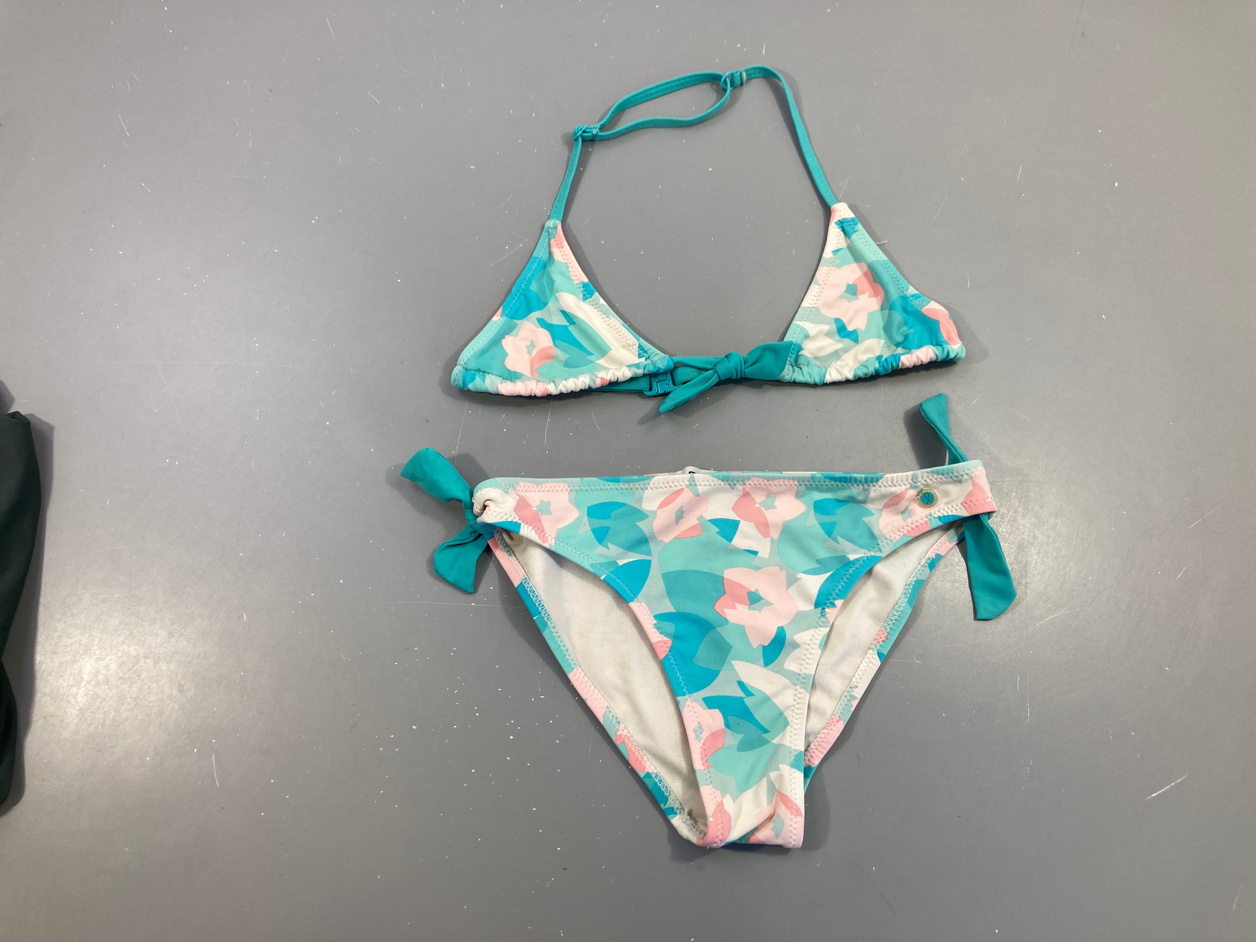 Bikini turquoise-blanc fleuri