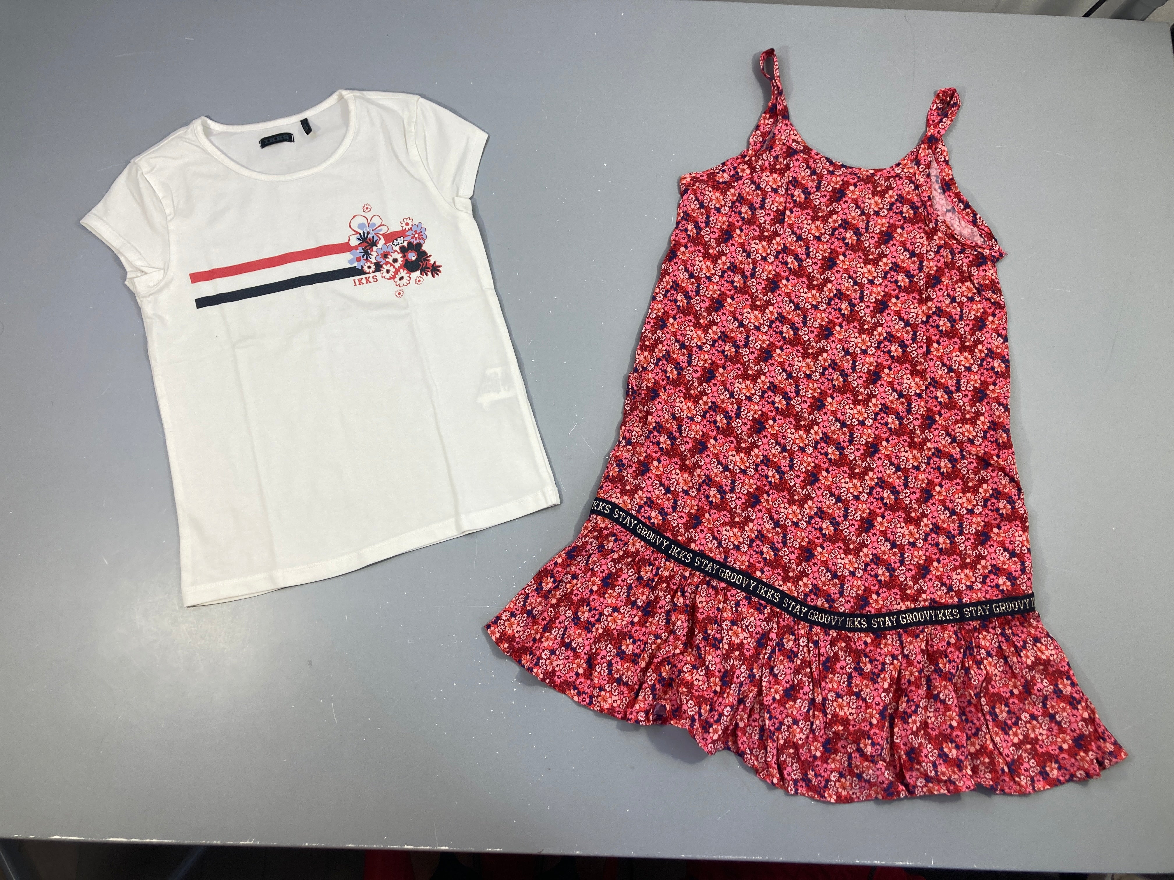 Robe fines bretelles rouge fleurie + T-shirt m.c blanc