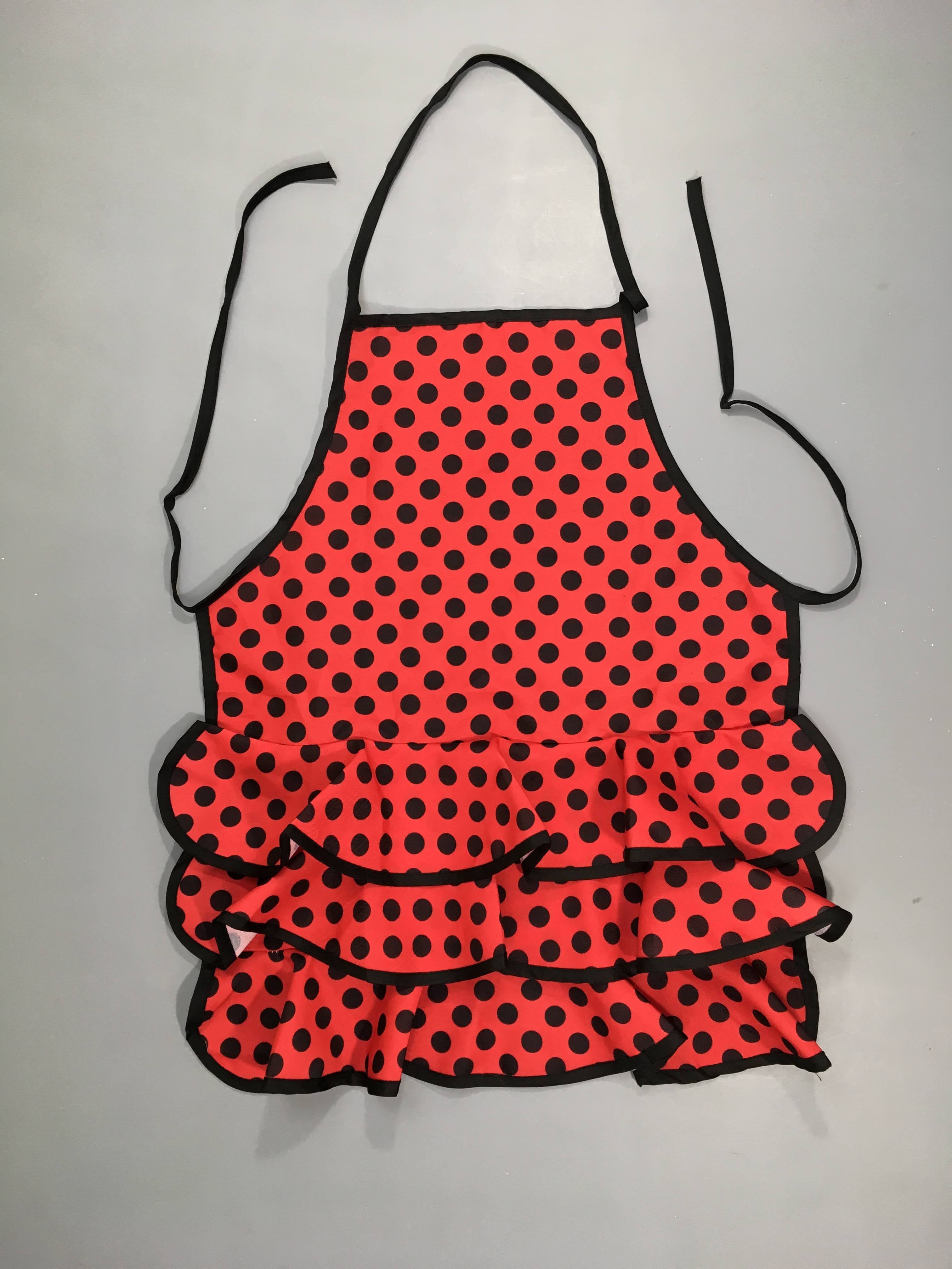 Tablier rouge à pois noir, dentelles  80% polyester 20% coton