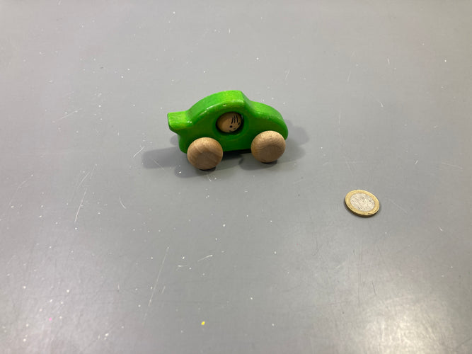 Voiture en bois verte avec personnage, moins cher chez Petit Kiwi