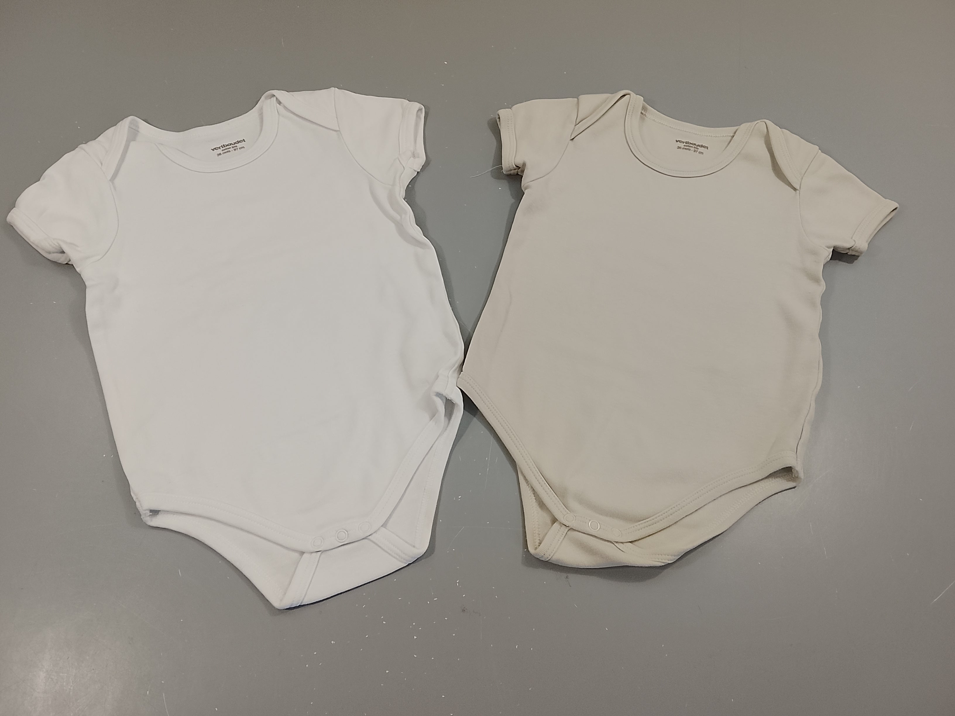 Lot de 2 bodies m.c ,1 blanc et 1 beige clair