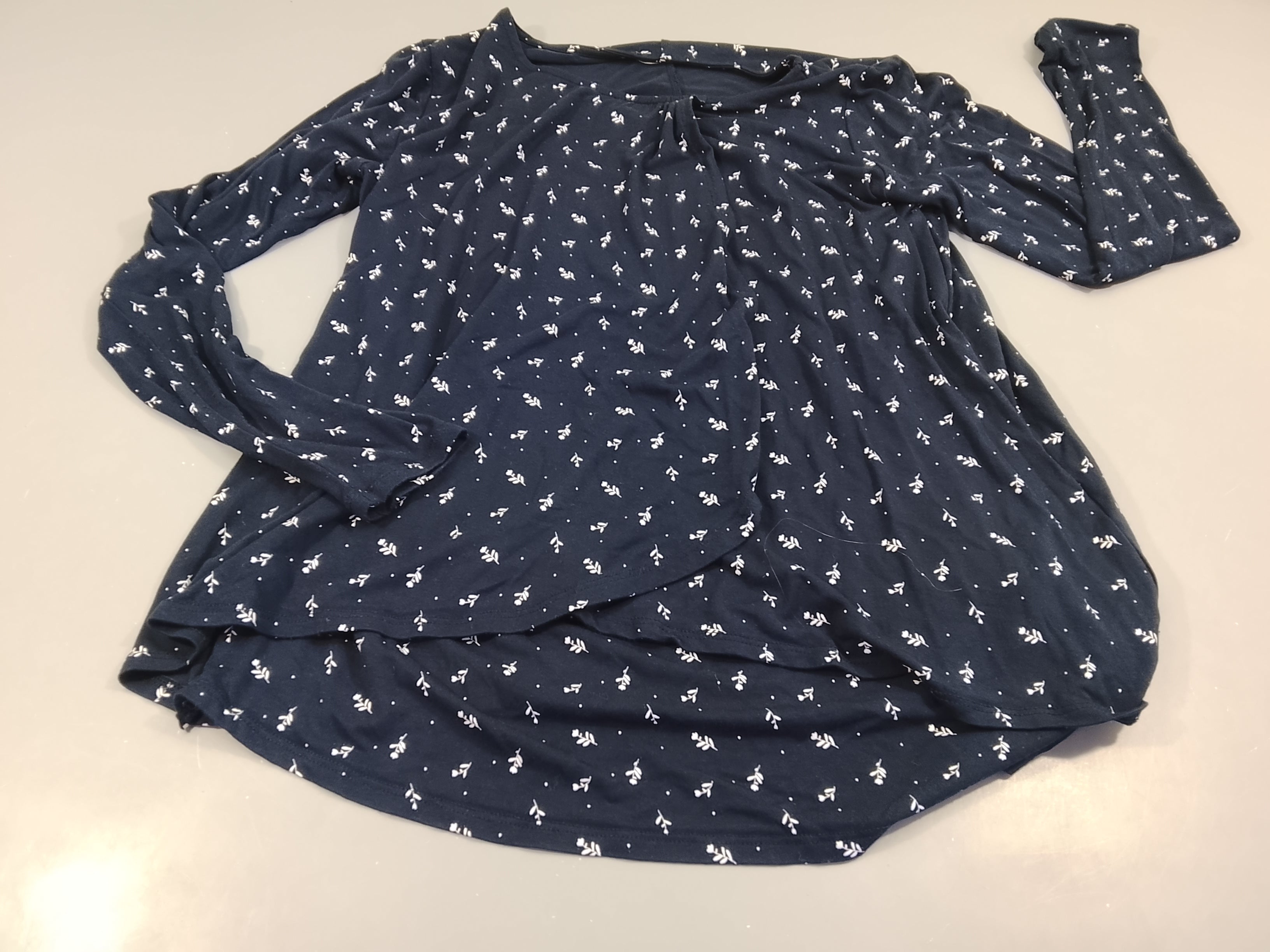 Tunique ml de grossessebleu marine à fleurs blanches