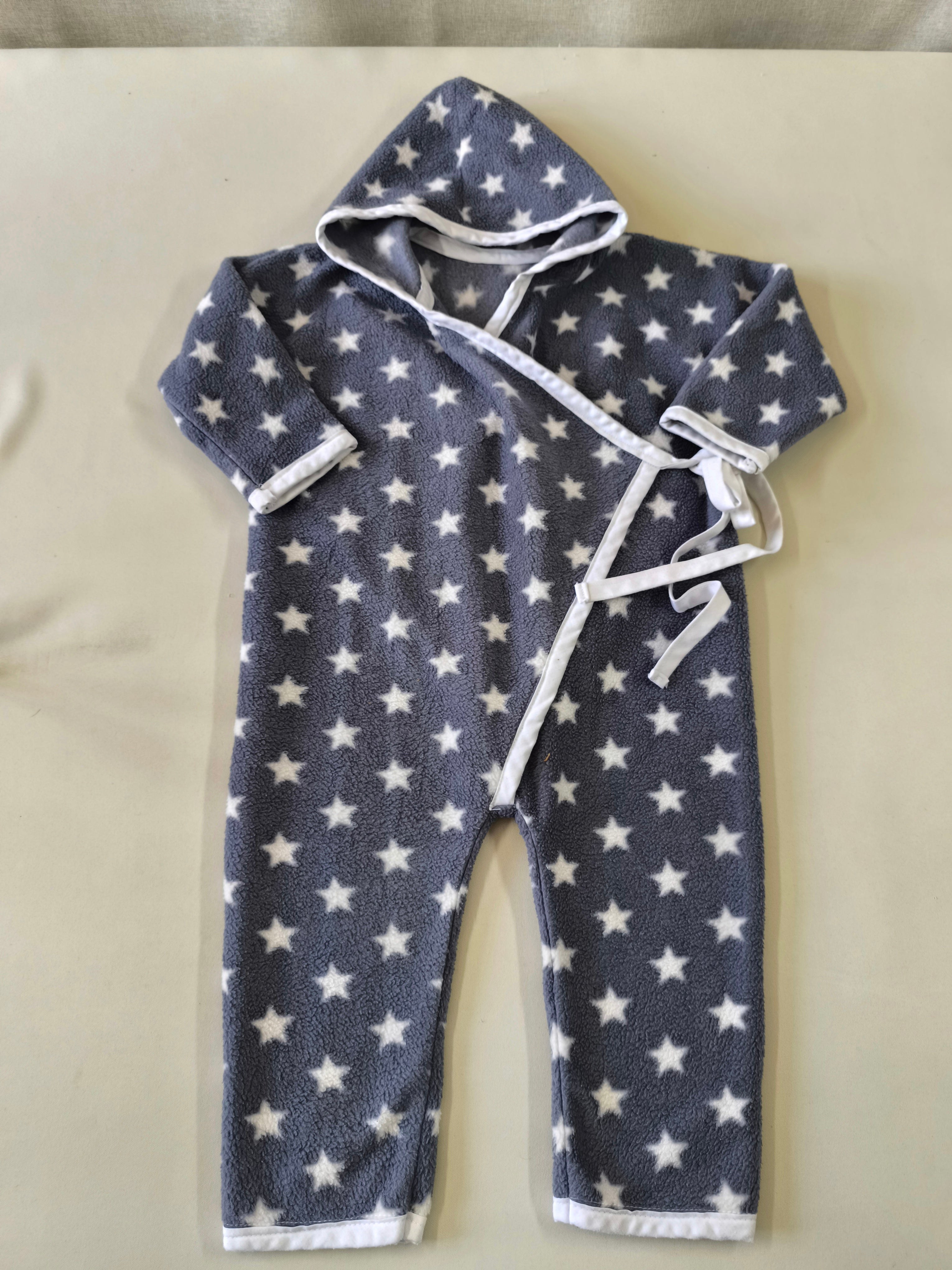 Sac de couchage velours gris étoiles blanches à capuche avec jambes