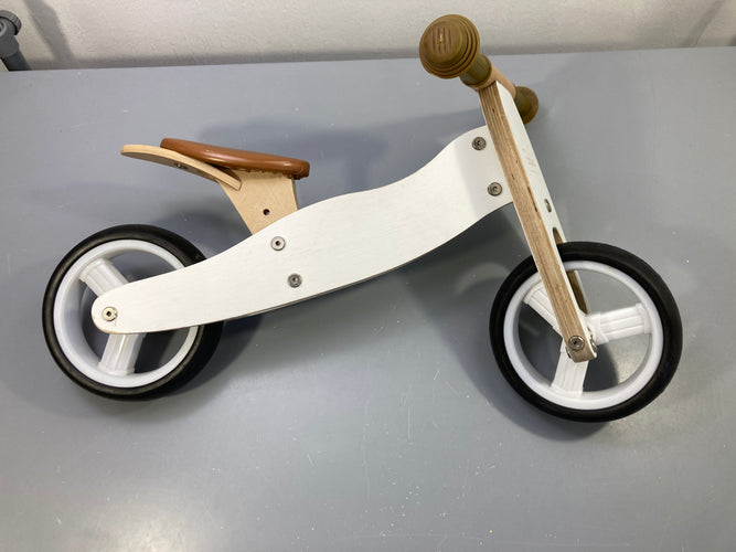Draisienne en bois blanche et naturelle, Pinolino selle marron, roues noires, petit défaut au guidon, moins cher chez Petit Kiwi