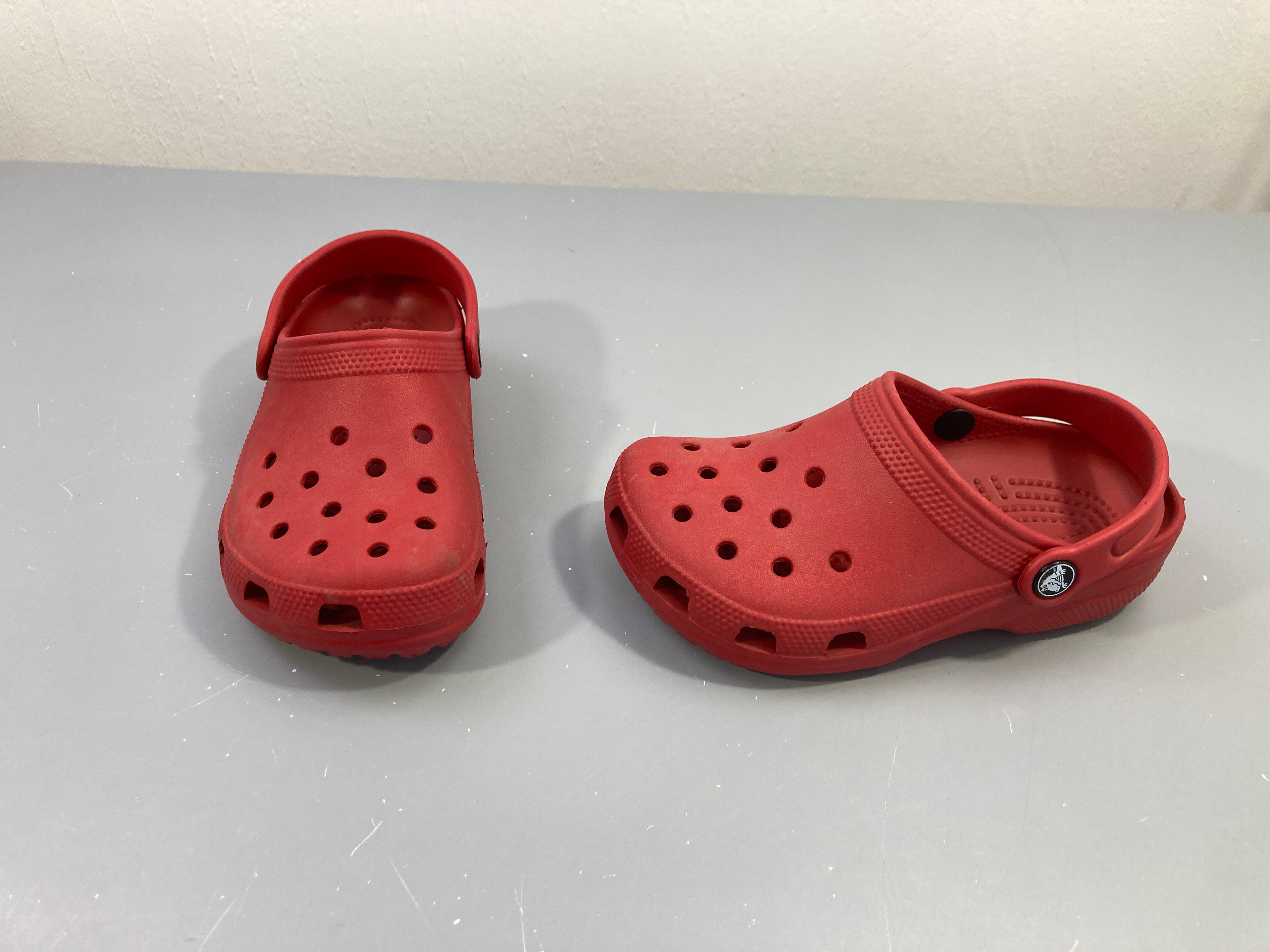 Crocs rouges, 32-33