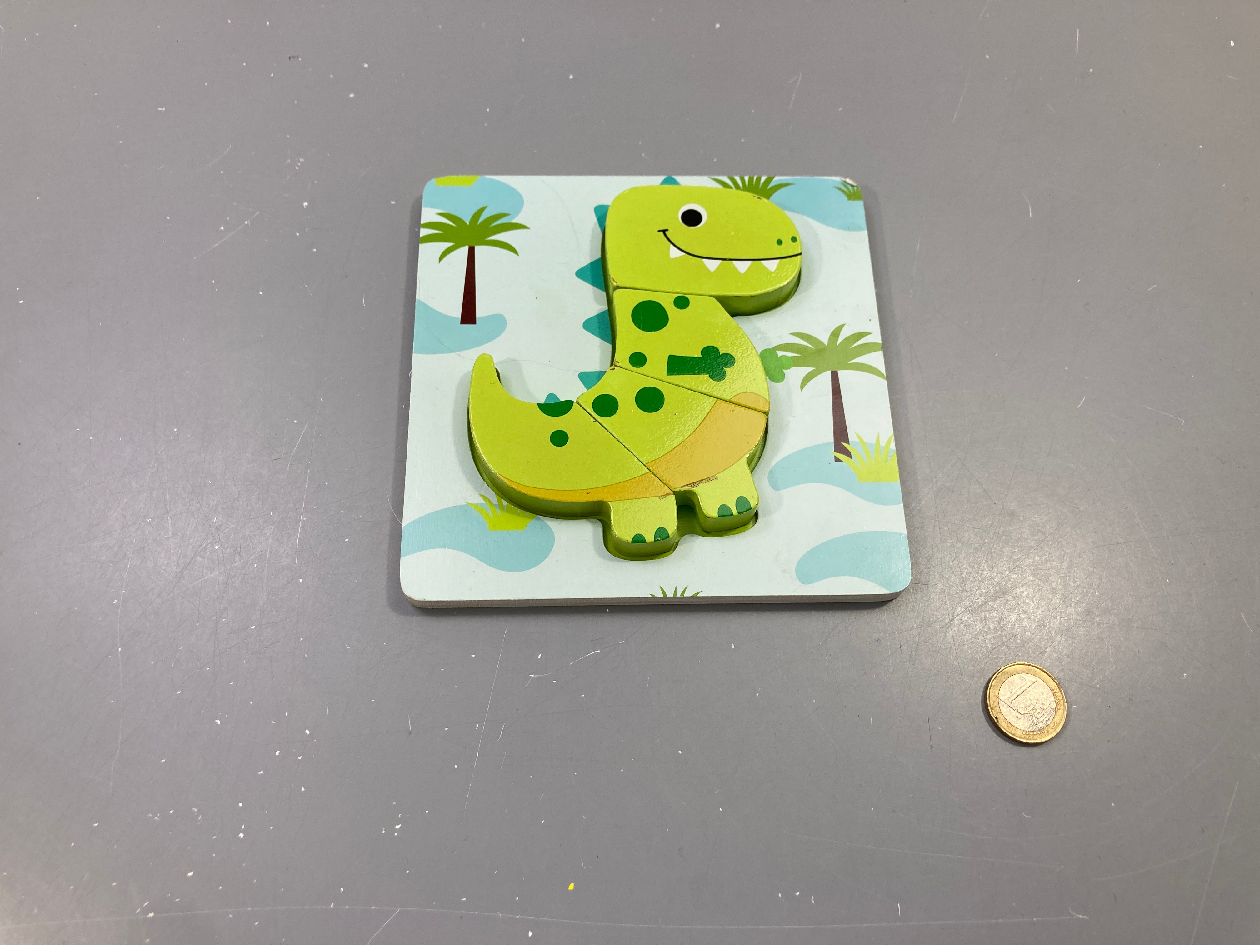 Puzzle en bois dinosaure vert, petits coups dans la peinture - complet