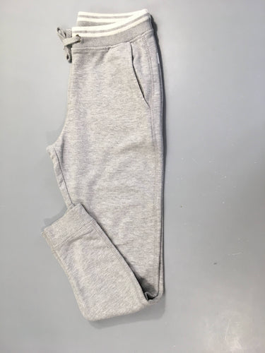 Pantalon de training gris chiné, légèrement bouloché, moins cher chez Petit Kiwi