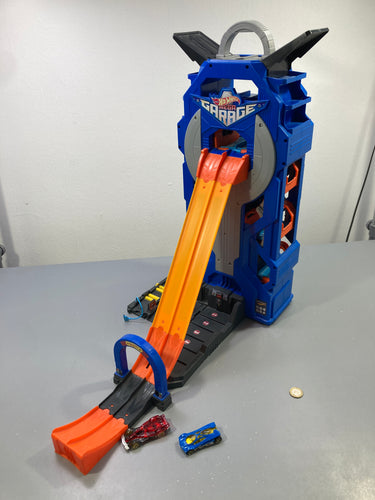 Circuit Mega Garage avec 2 voitures, Hot Wheels, moins cher chez Petit Kiwi