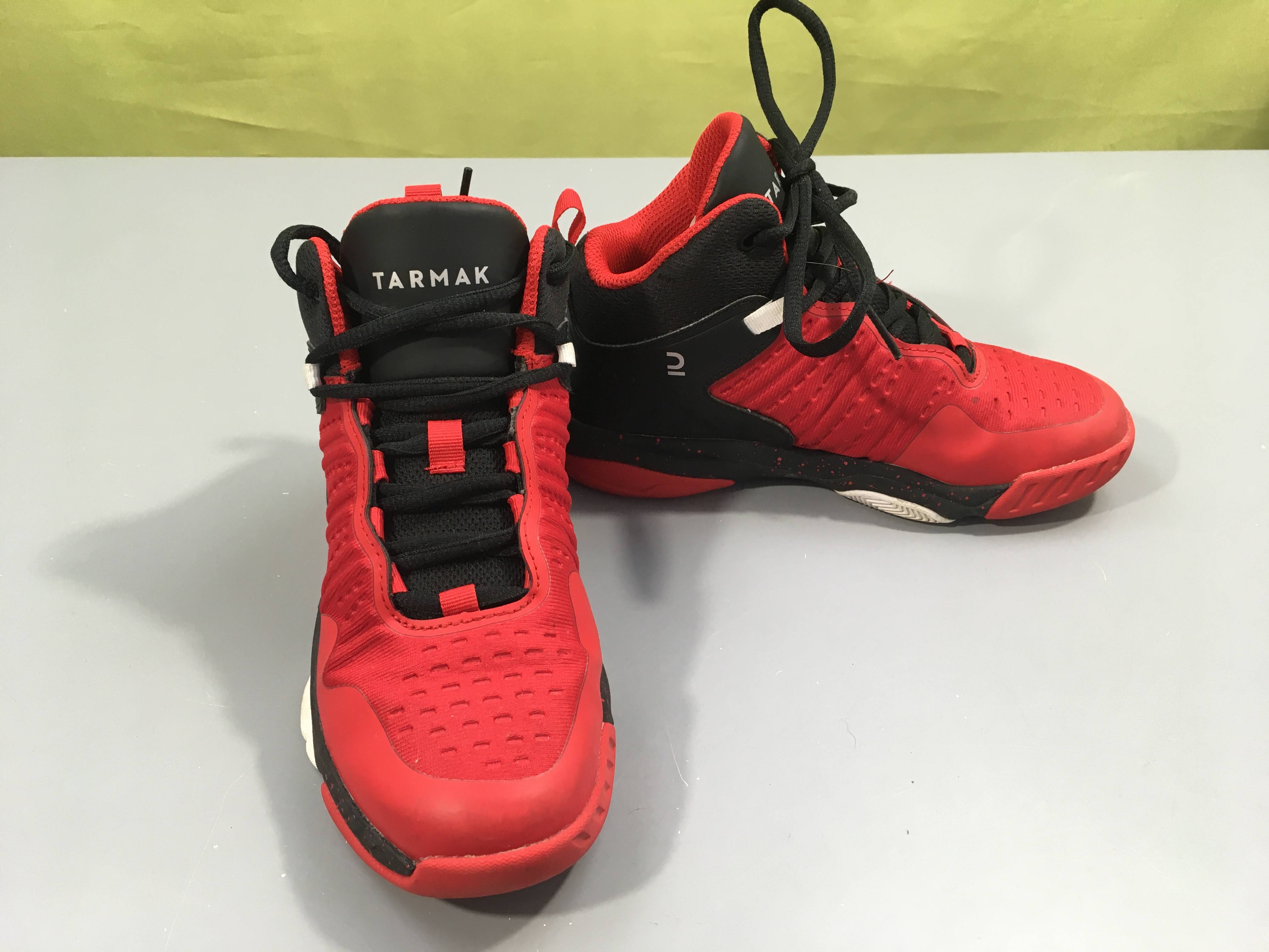 Baskets rouge noire Tarmak pour le basketball ss500h