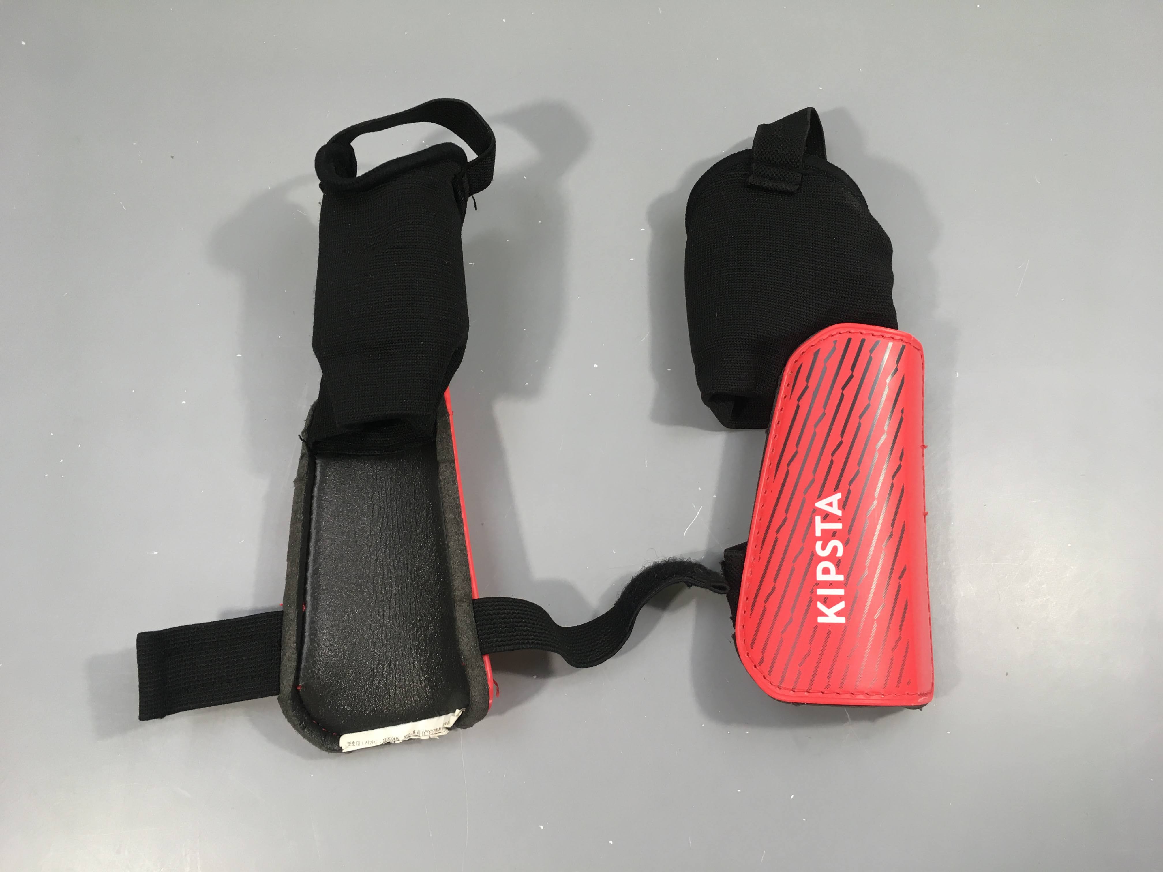 Protèges tibias rouge-noir Kipsta