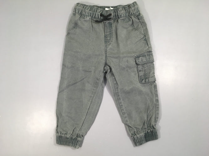 Pantalon taille et chevilles élastiques kaki, tache de gras à l'avant gauche, moins cher chez Petit Kiwi