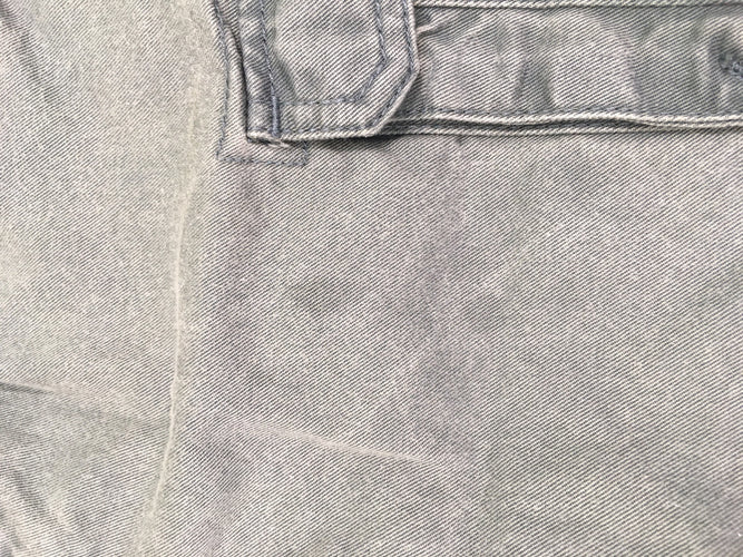 Pantalon taille et chevilles élastiques kaki, tache de gras à l'avant gauche, moins cher chez Petit Kiwi