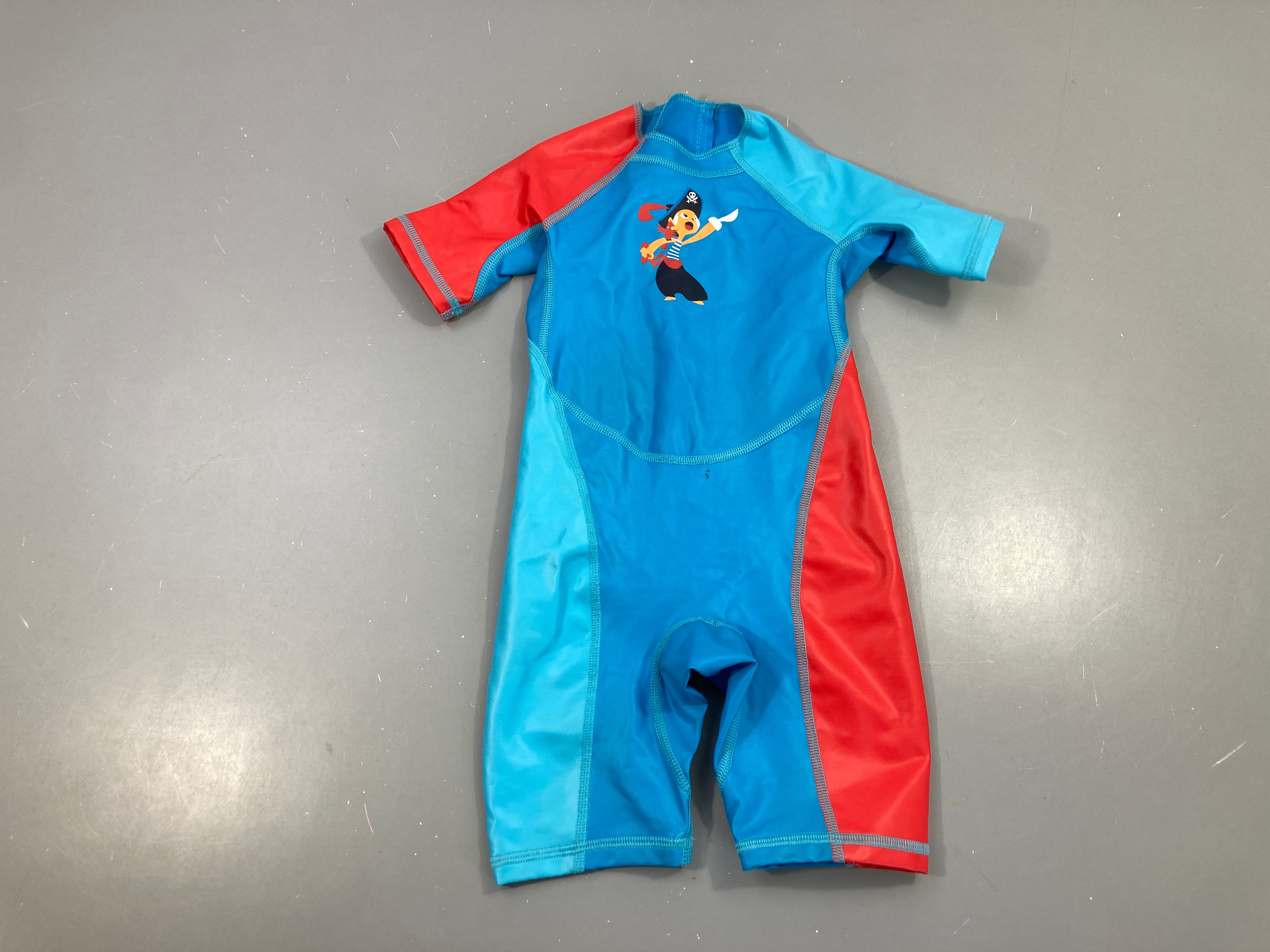 Combi anti-uv anti froid rouge/bleu pirate