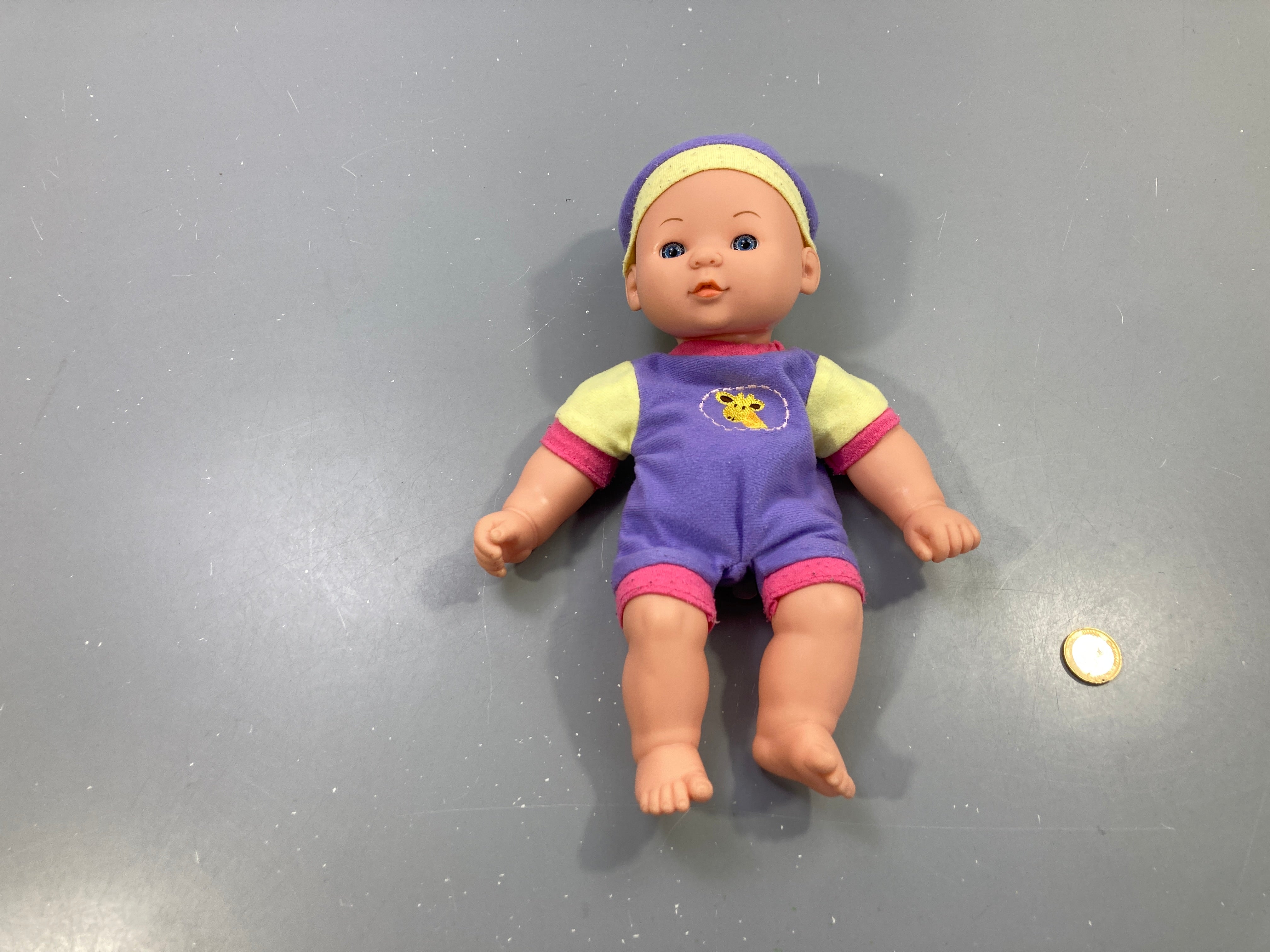 Poupon tenue violette girafe et bonnet bébé Queenie , vêtements boulochés