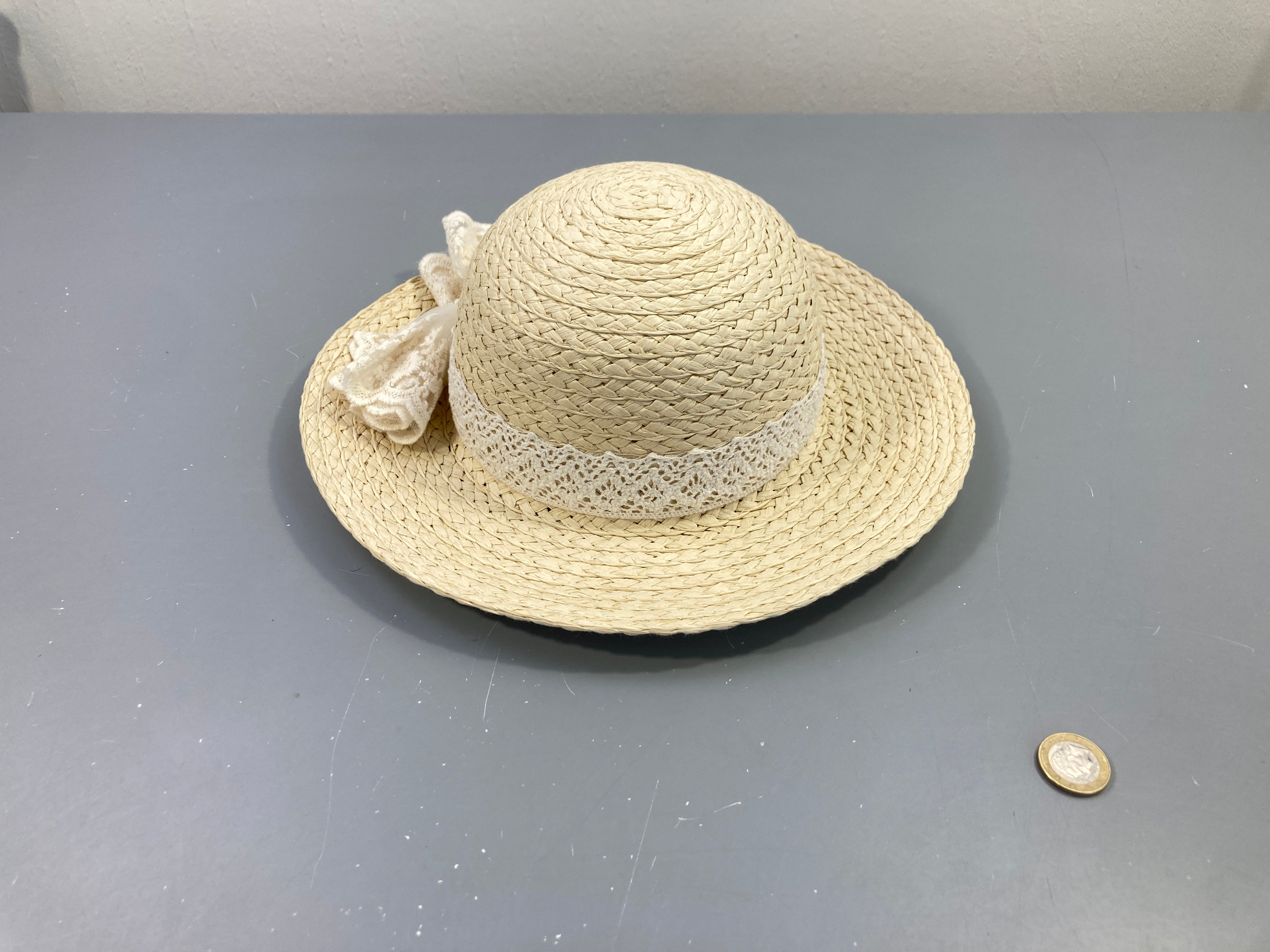 Chapeau de paille avec gros nœud fantaisie, 50cm